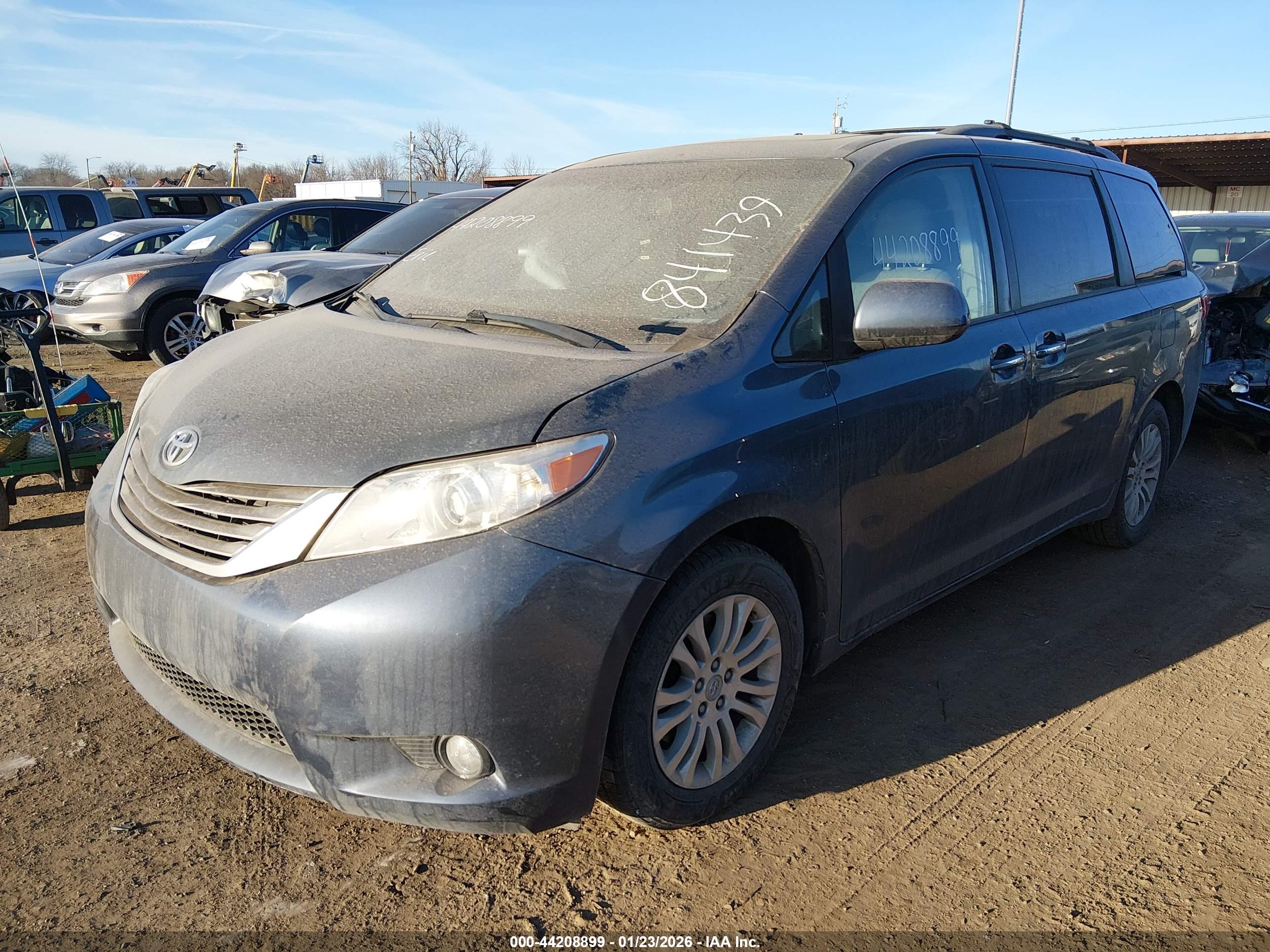TOYOTA SIENNA image 2