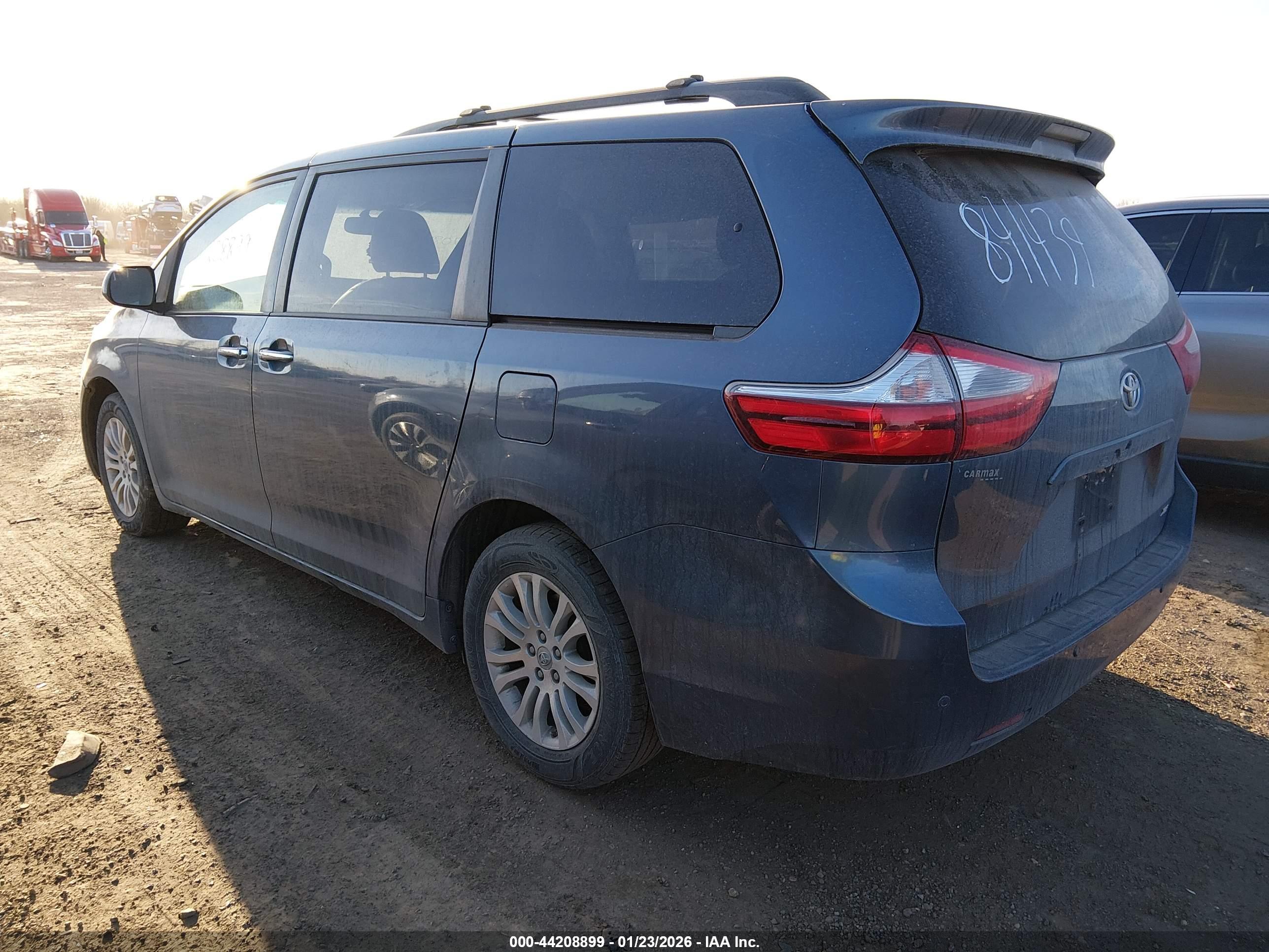 TOYOTA SIENNA image 3