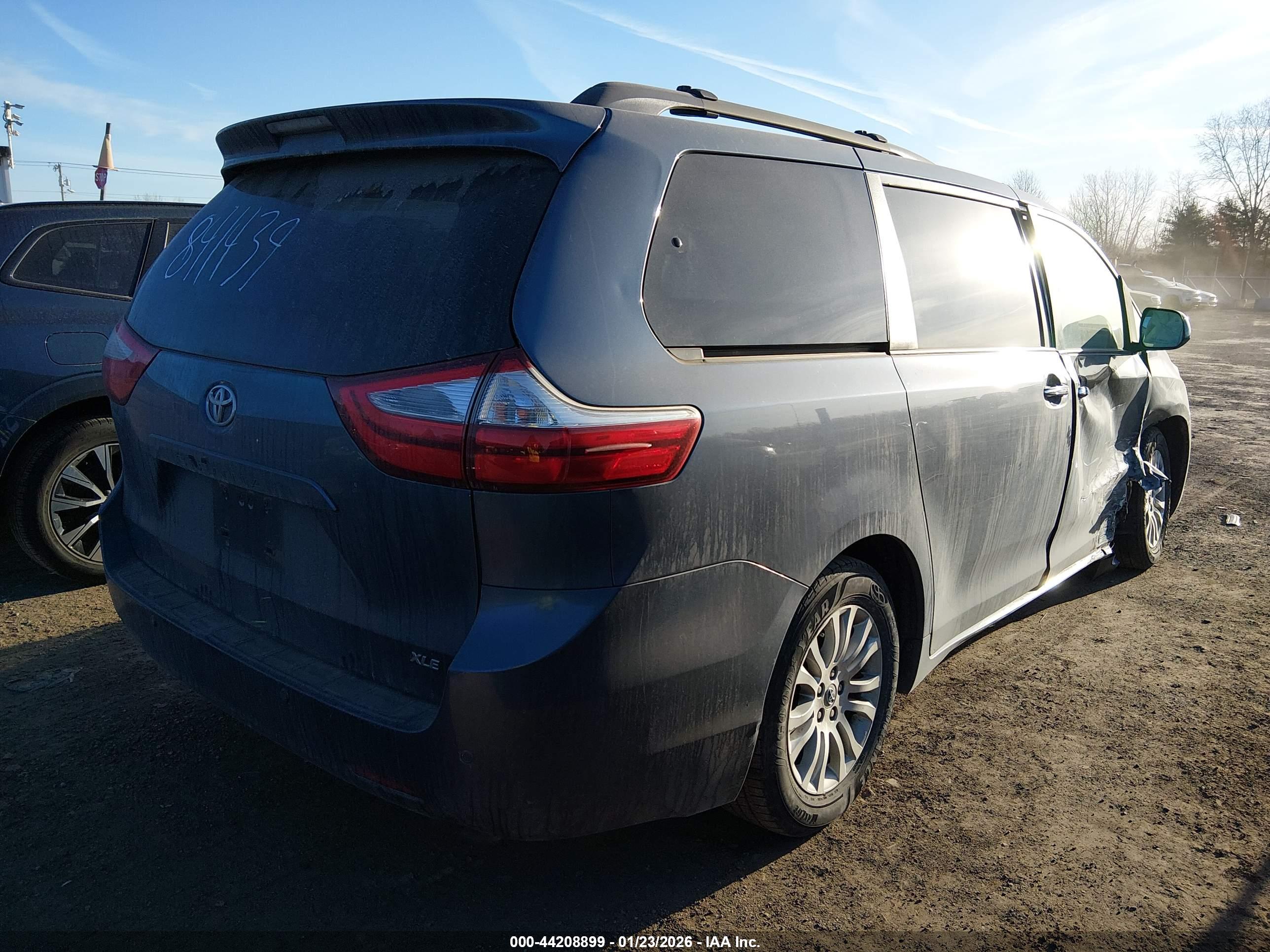 TOYOTA SIENNA image 4