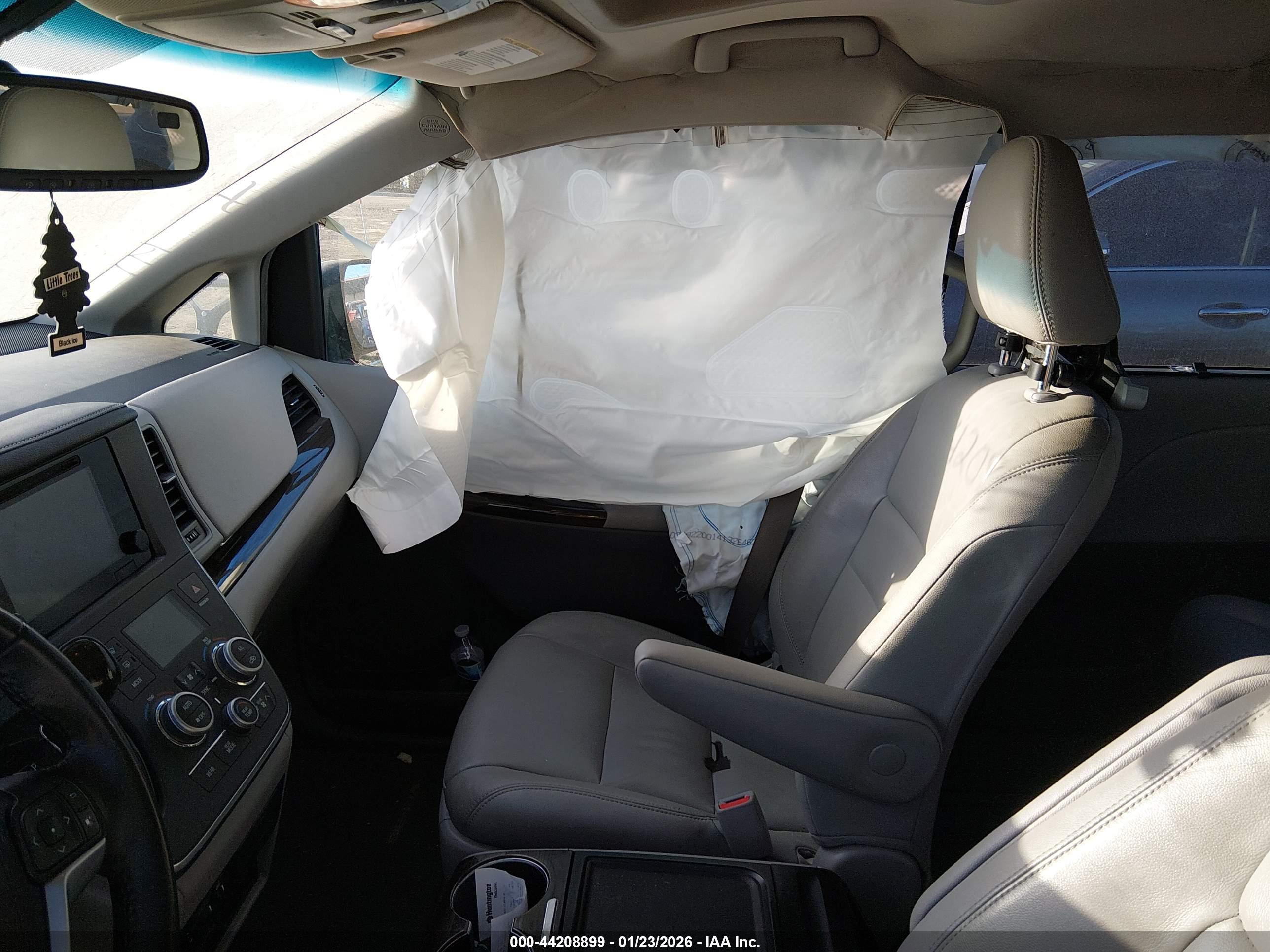 TOYOTA SIENNA image 5