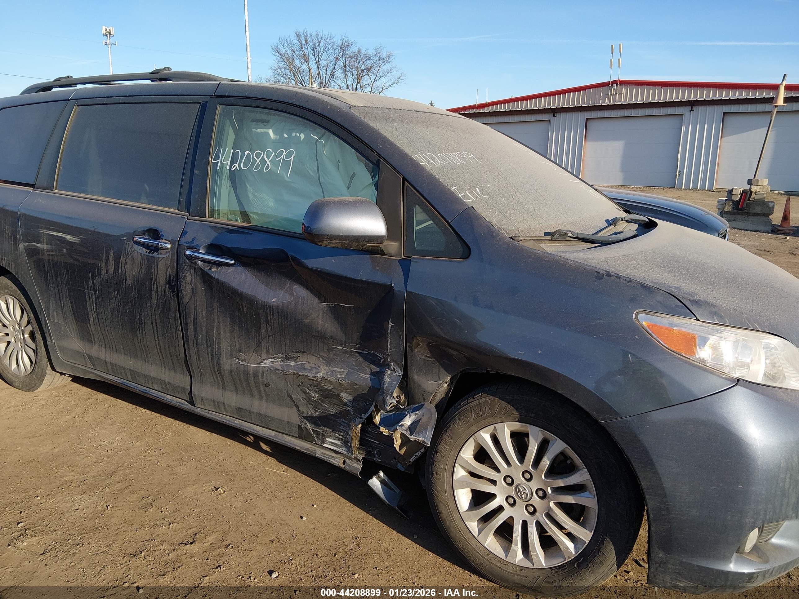 TOYOTA SIENNA image 6