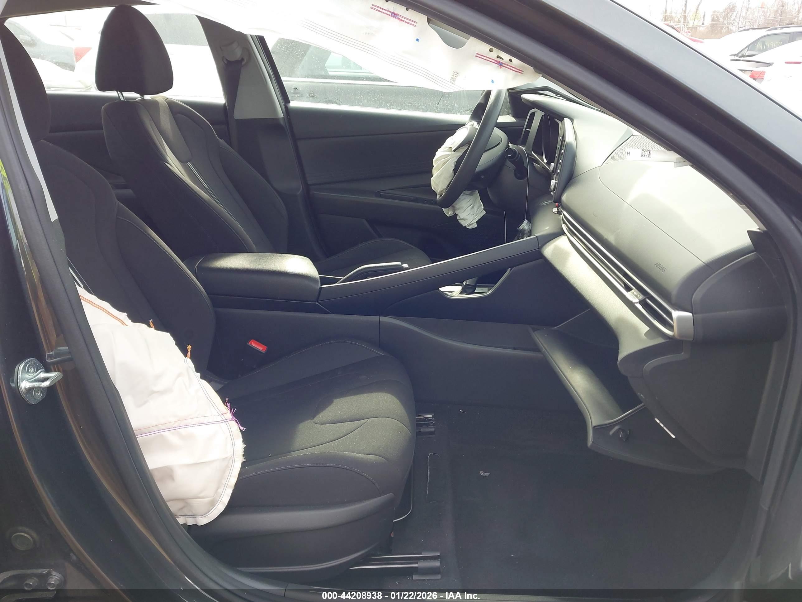 HYUNDAI ELANTRA image 5