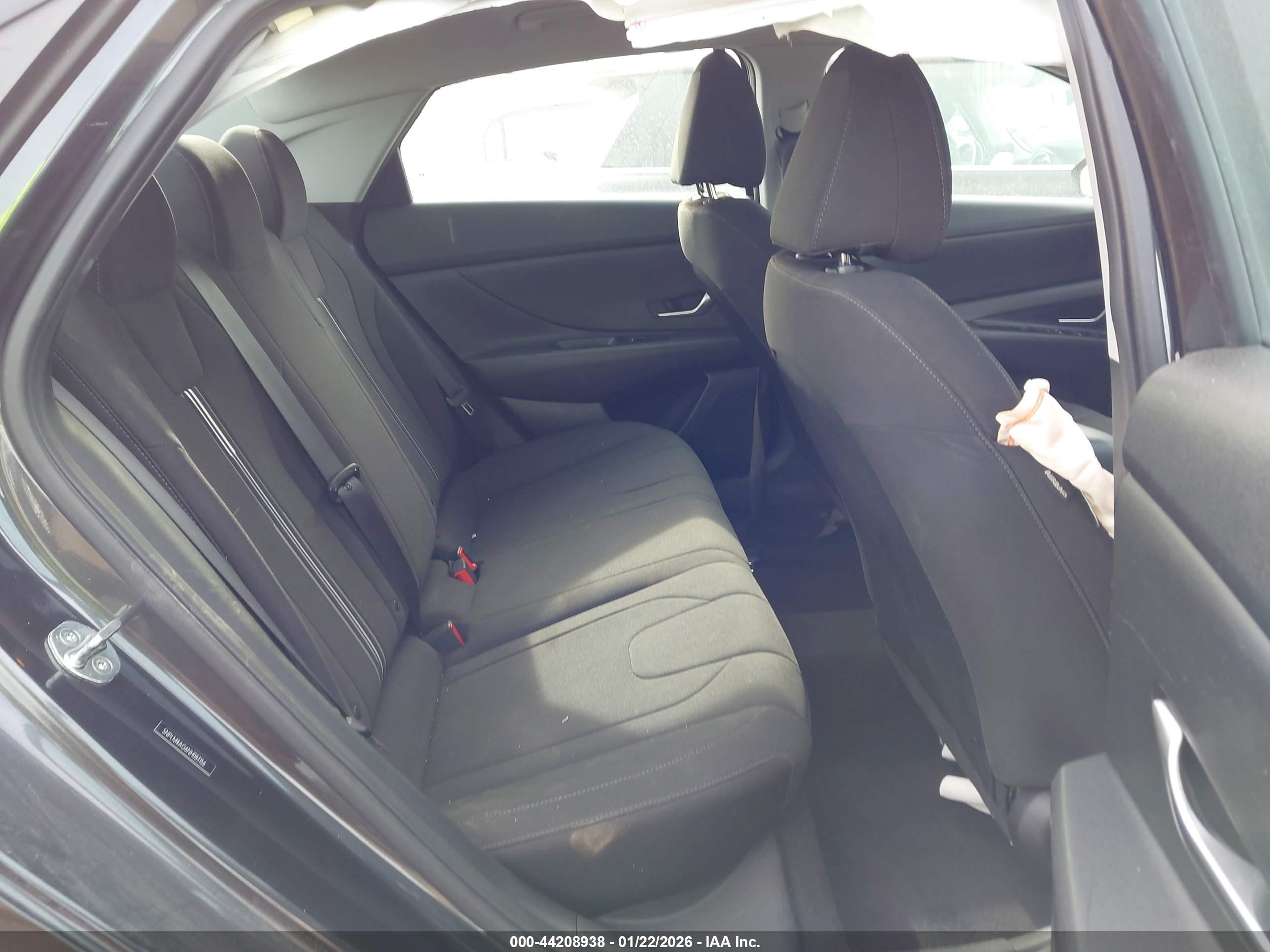HYUNDAI ELANTRA image 8
