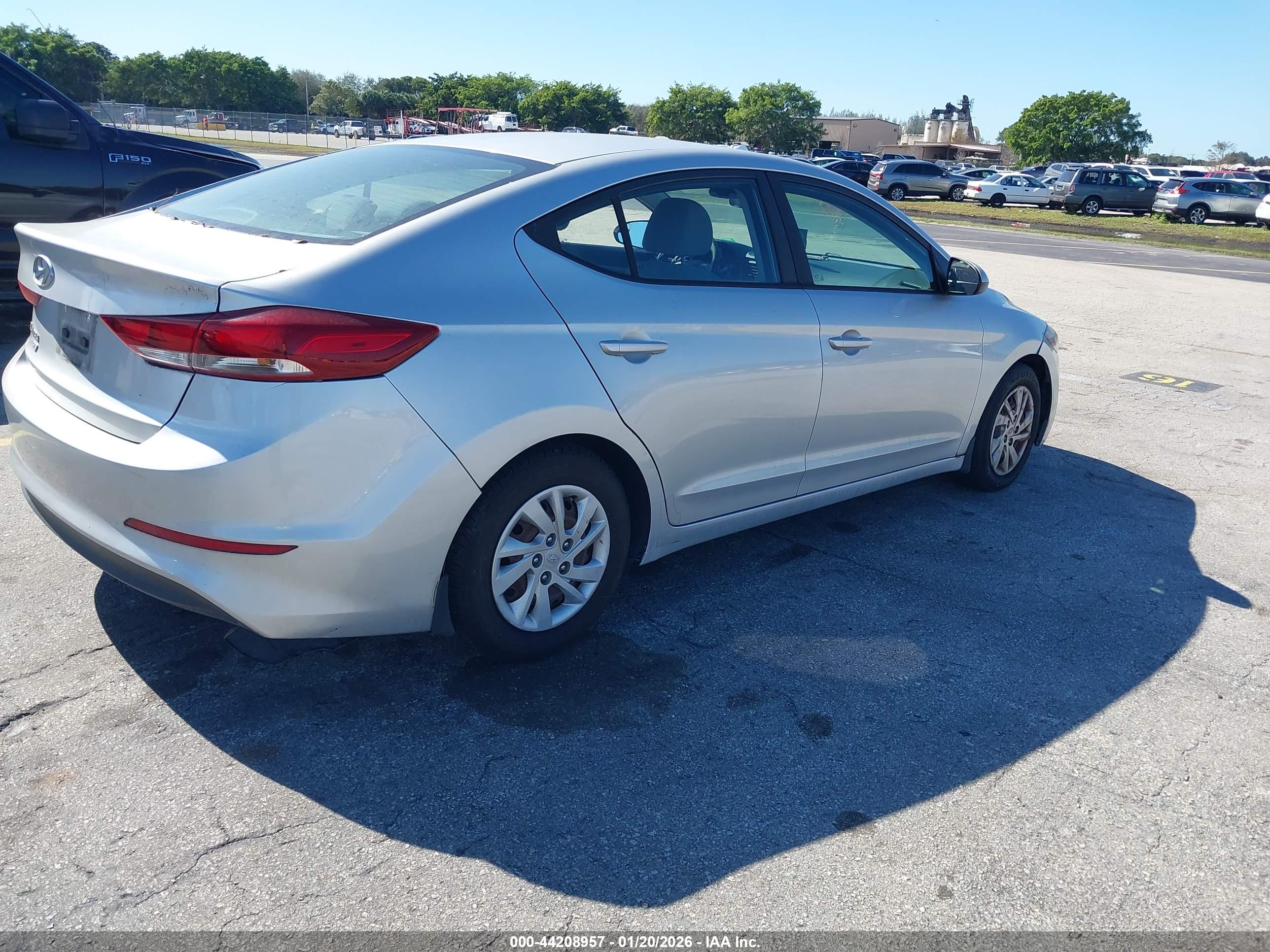 HYUNDAI ELANTRA image 4