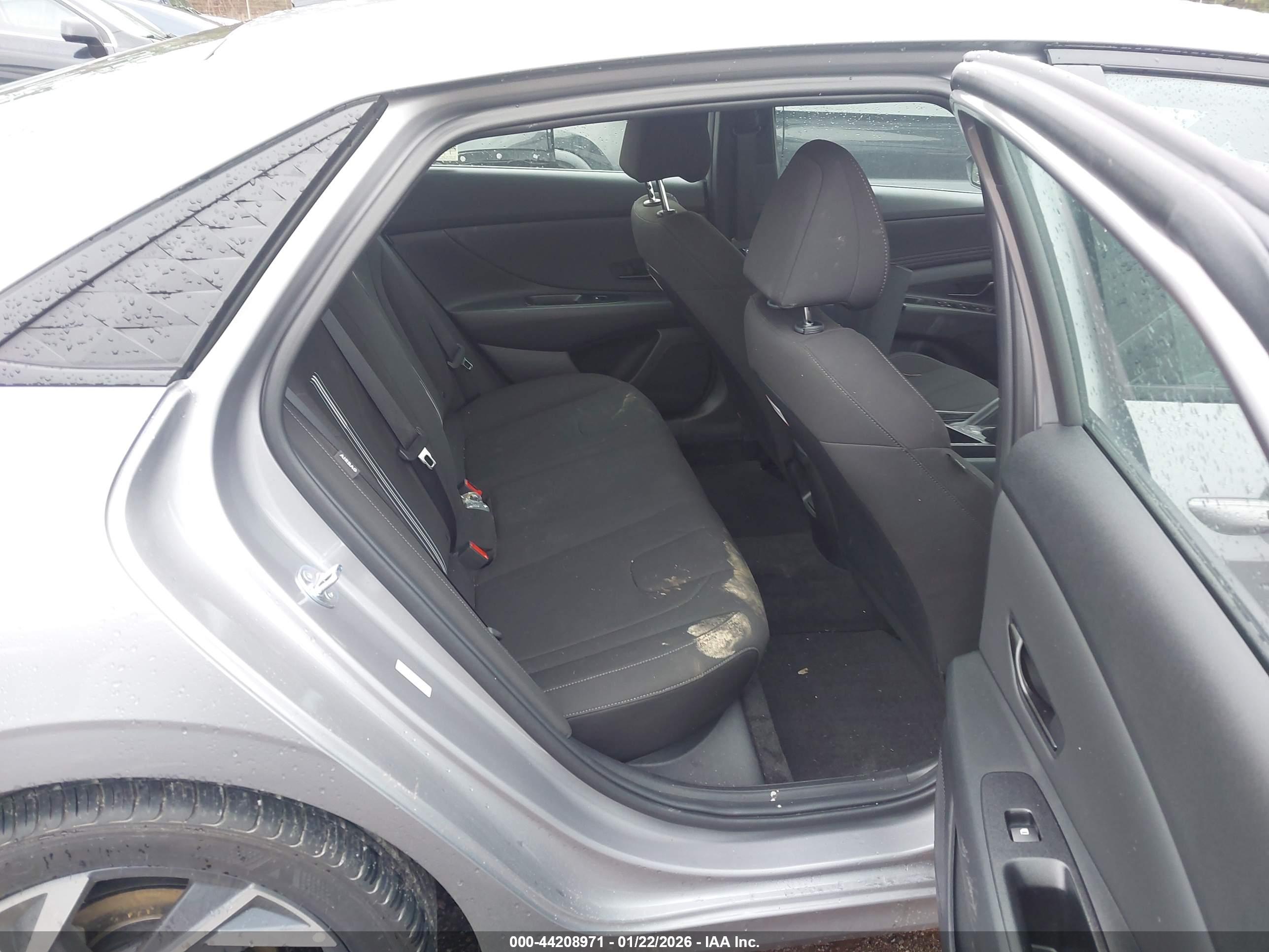 HYUNDAI ELANTRA image 8