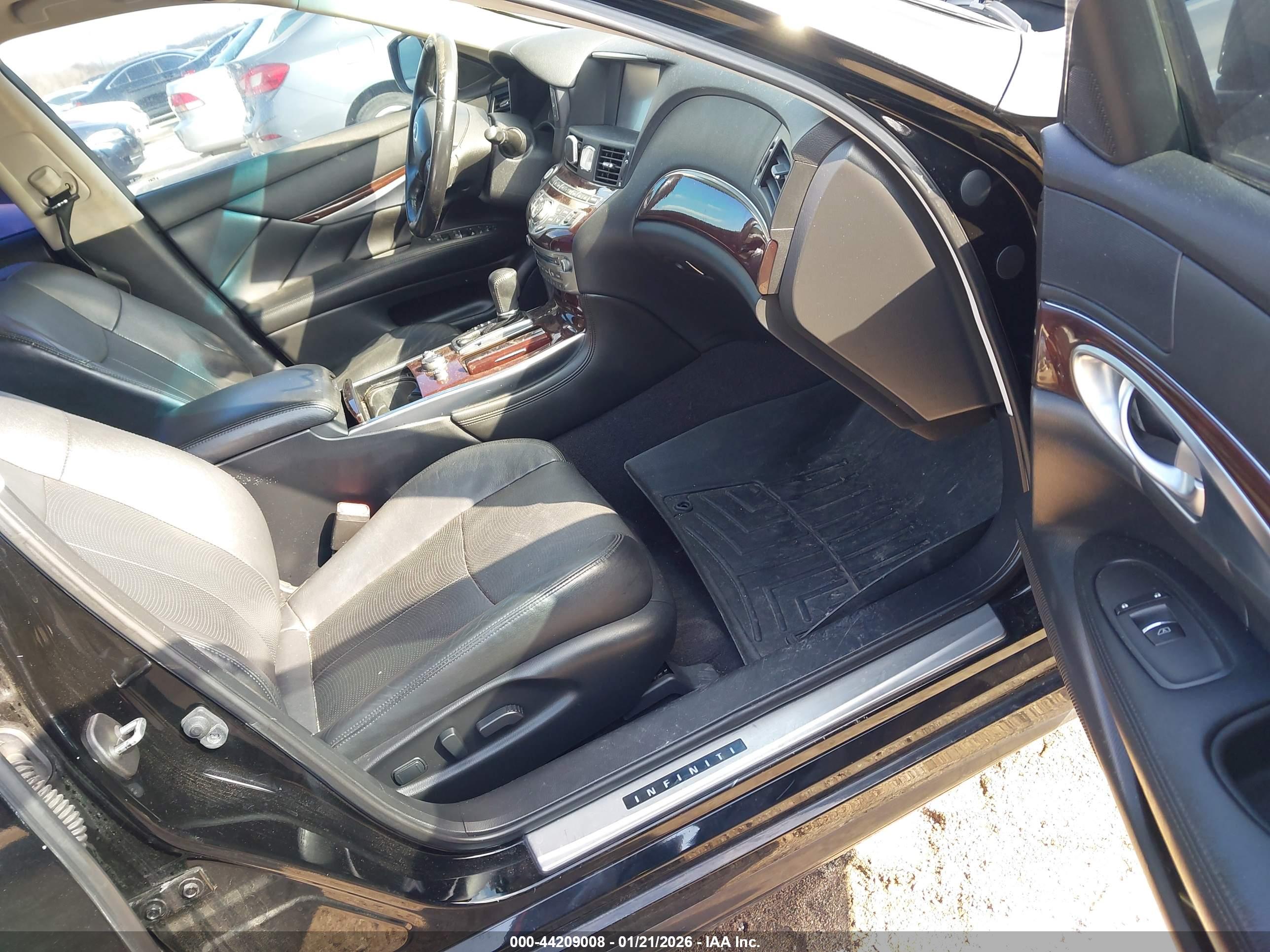 INFINITI Q70L image 5