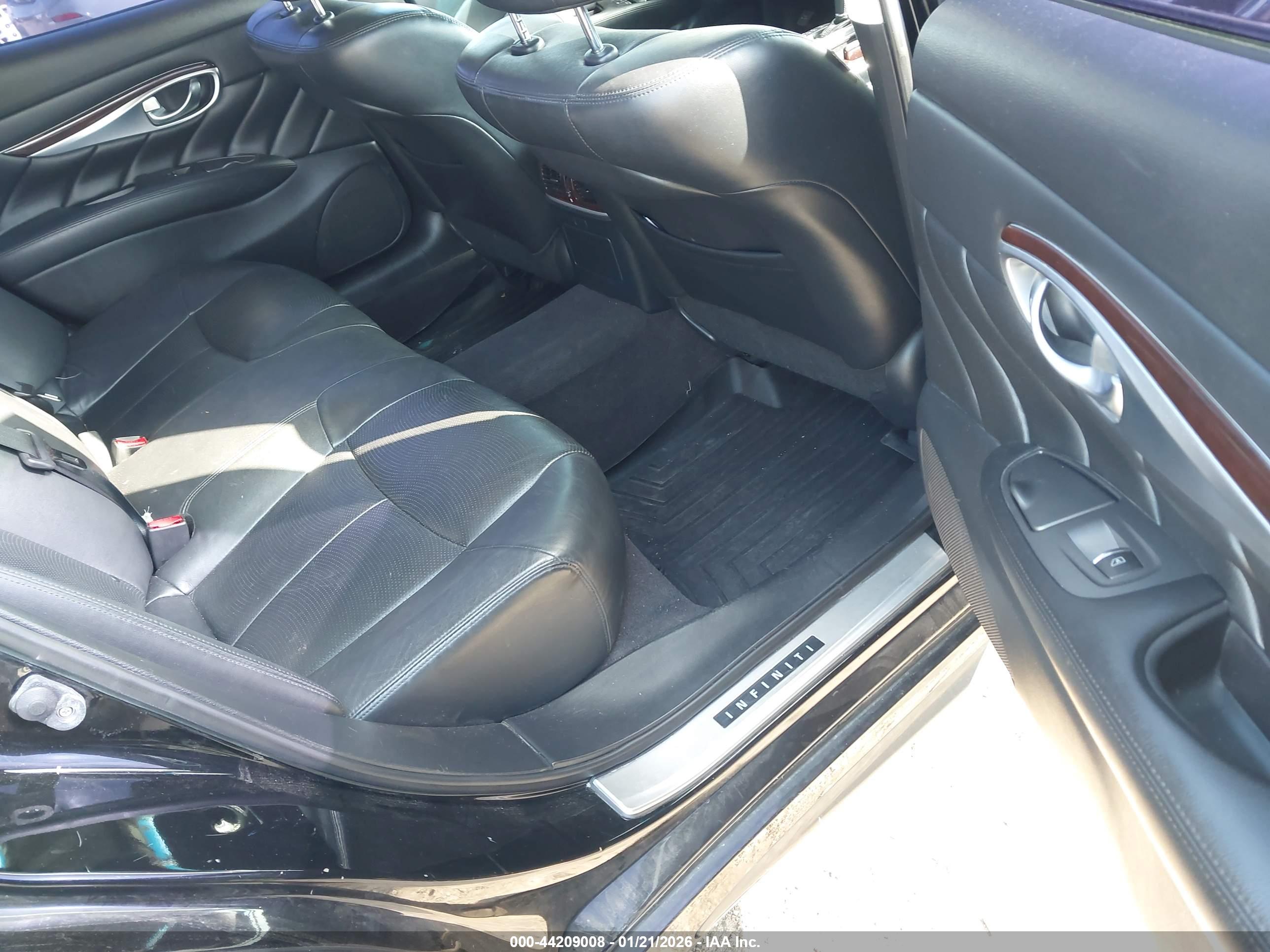 INFINITI Q70L image 8