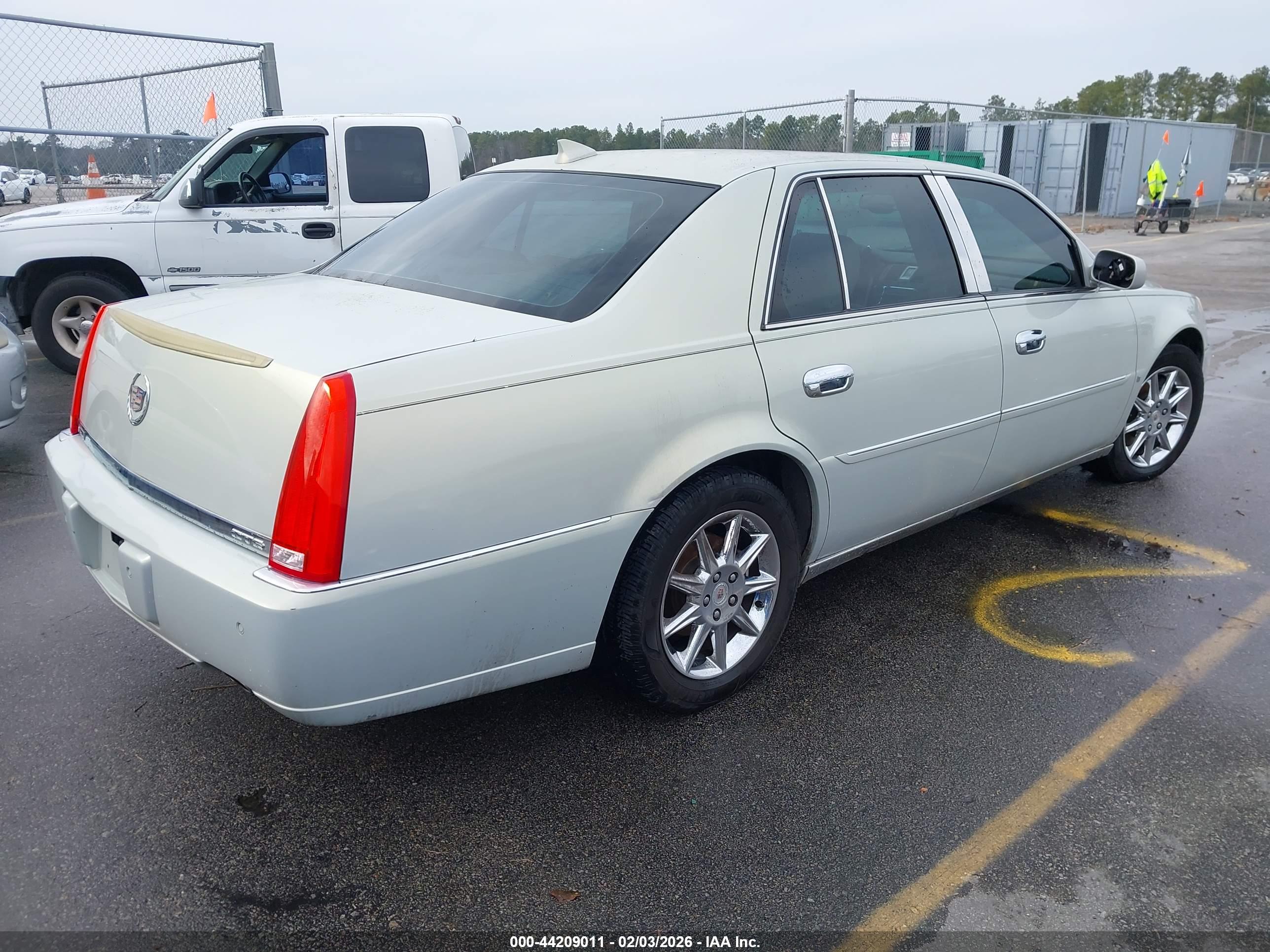 CADILLAC DTS image 4