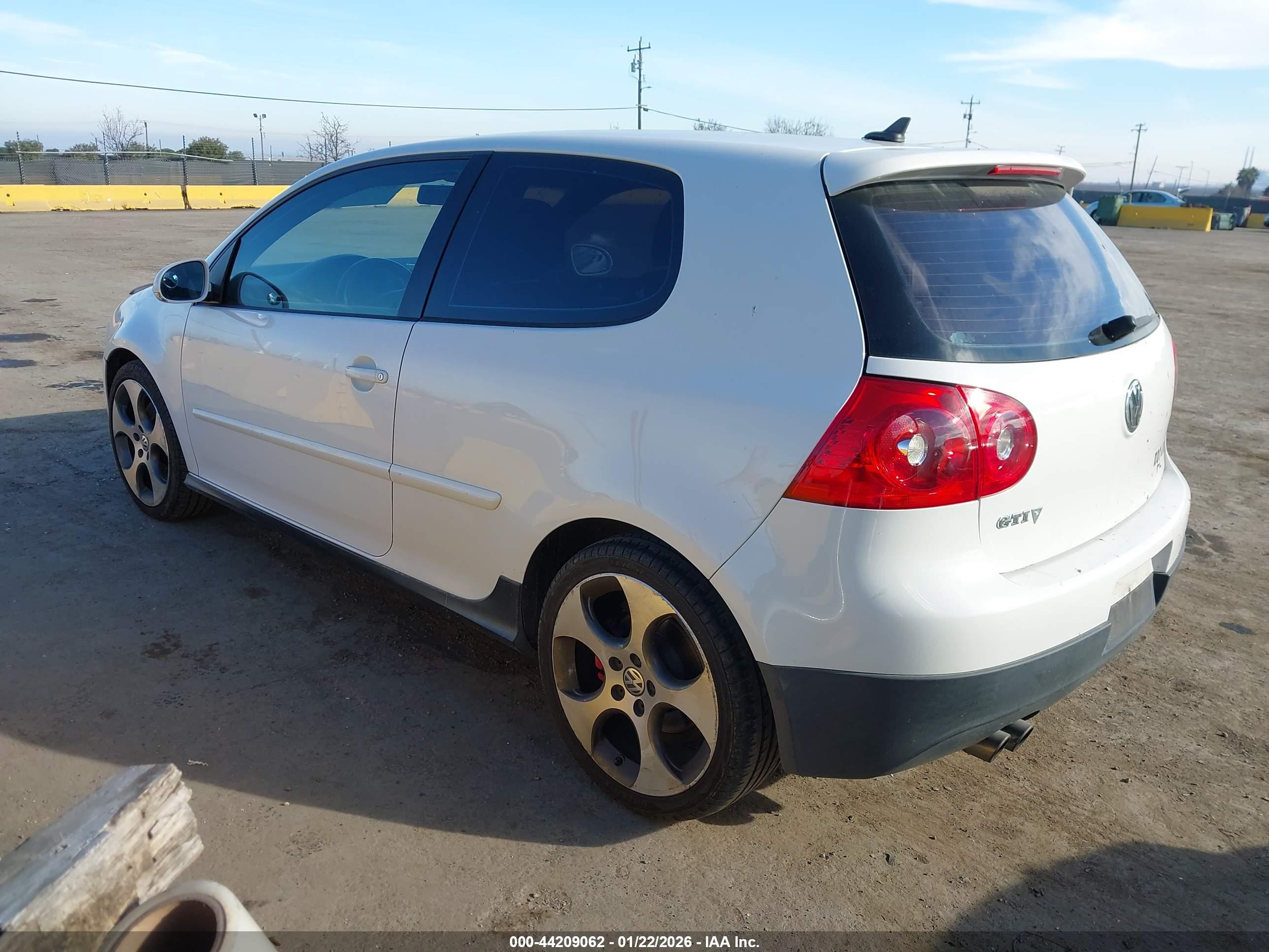 VOLKSWAGEN GTI image 3