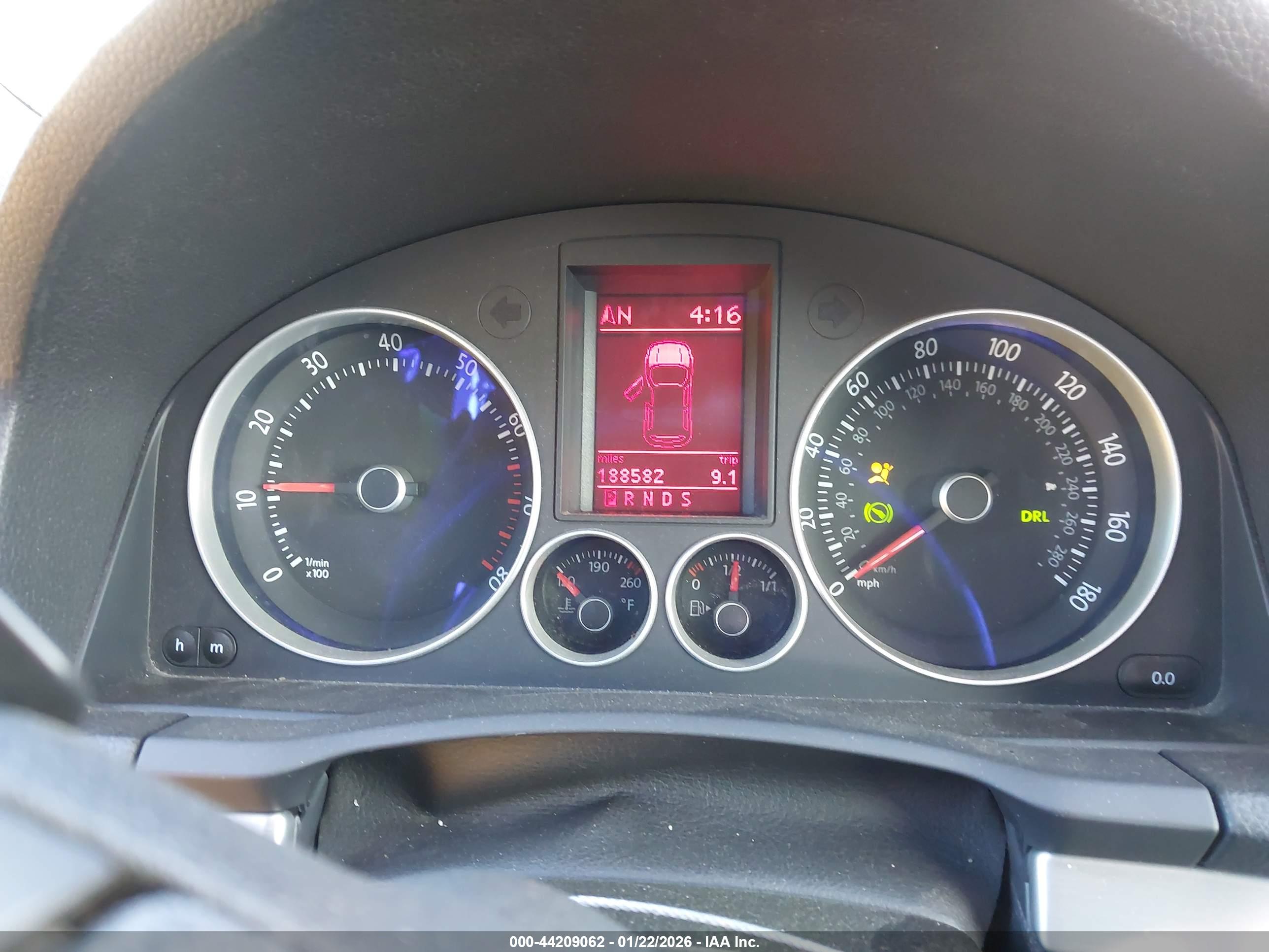 VOLKSWAGEN GTI image 7