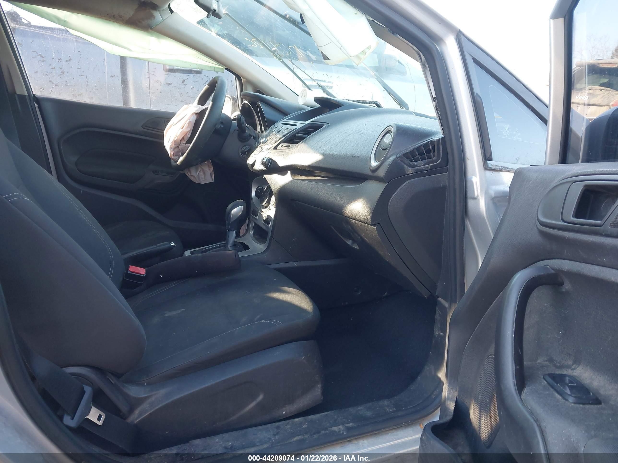 FORD FIESTA image 5