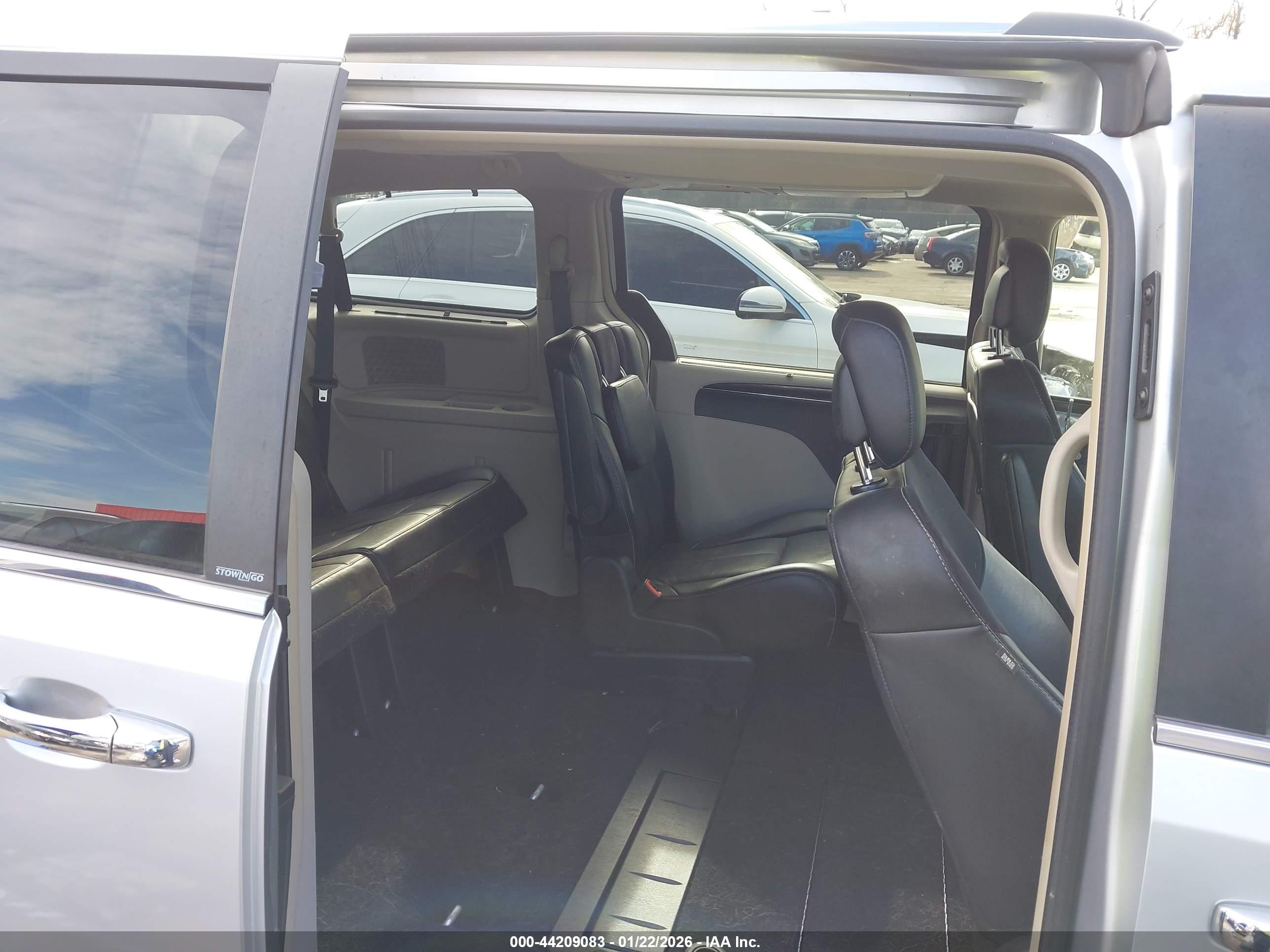 CHRYSLER TOWN image 8