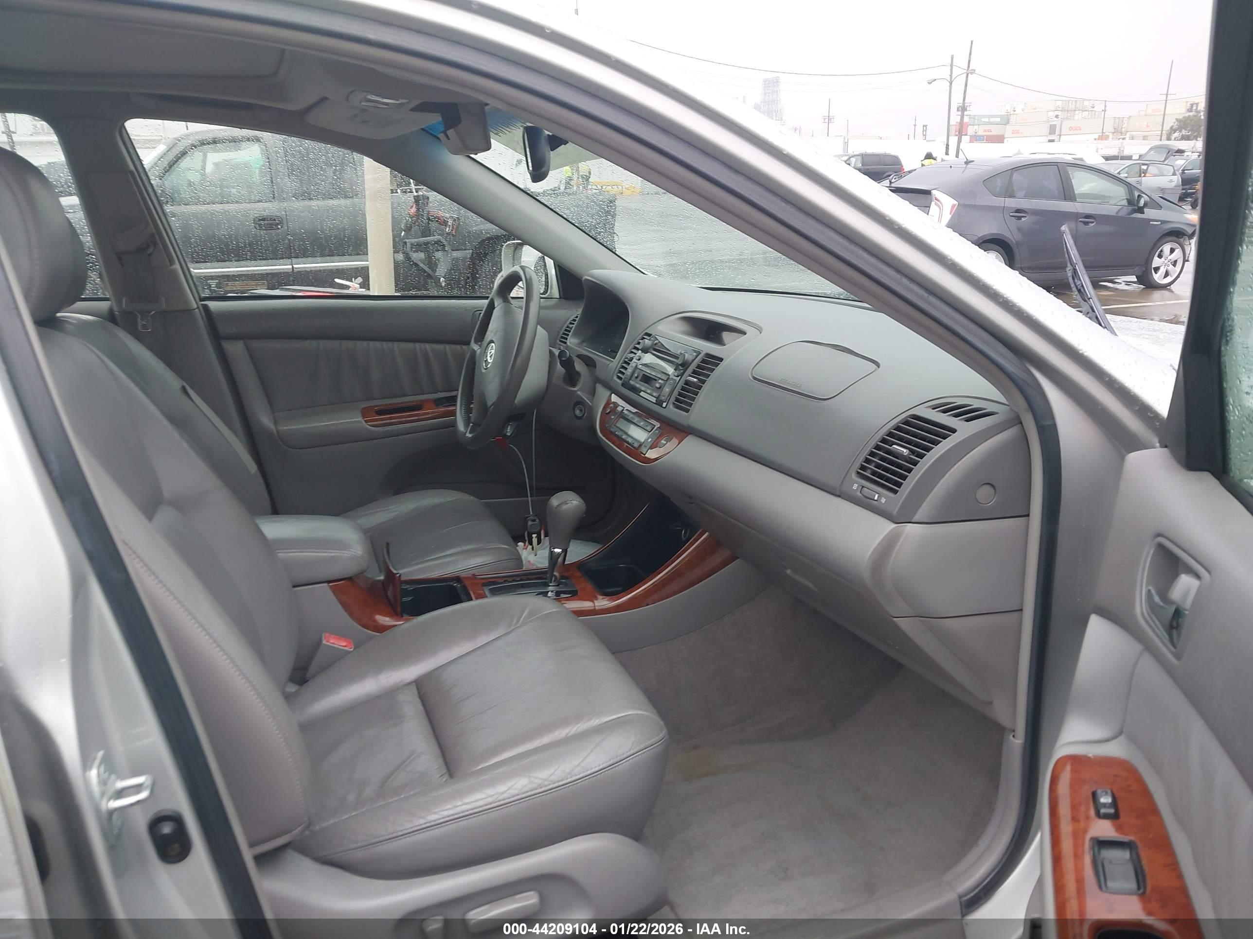 TOYOTA CAMRY image 5