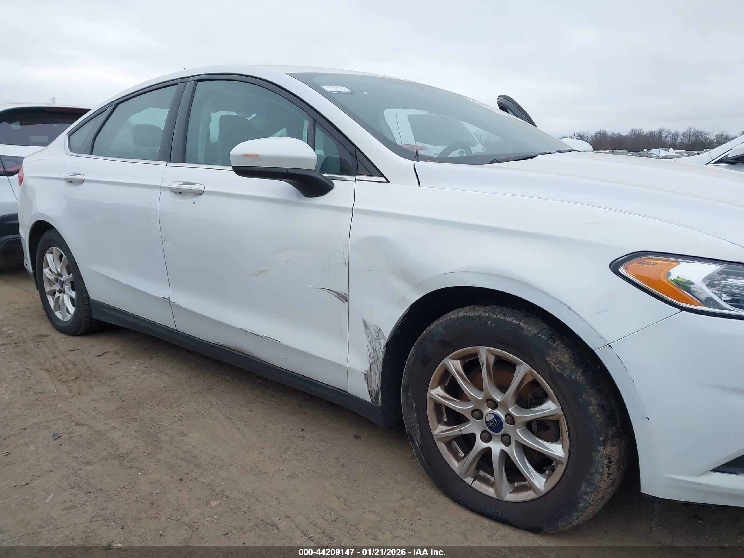 FORD FUSION image 6