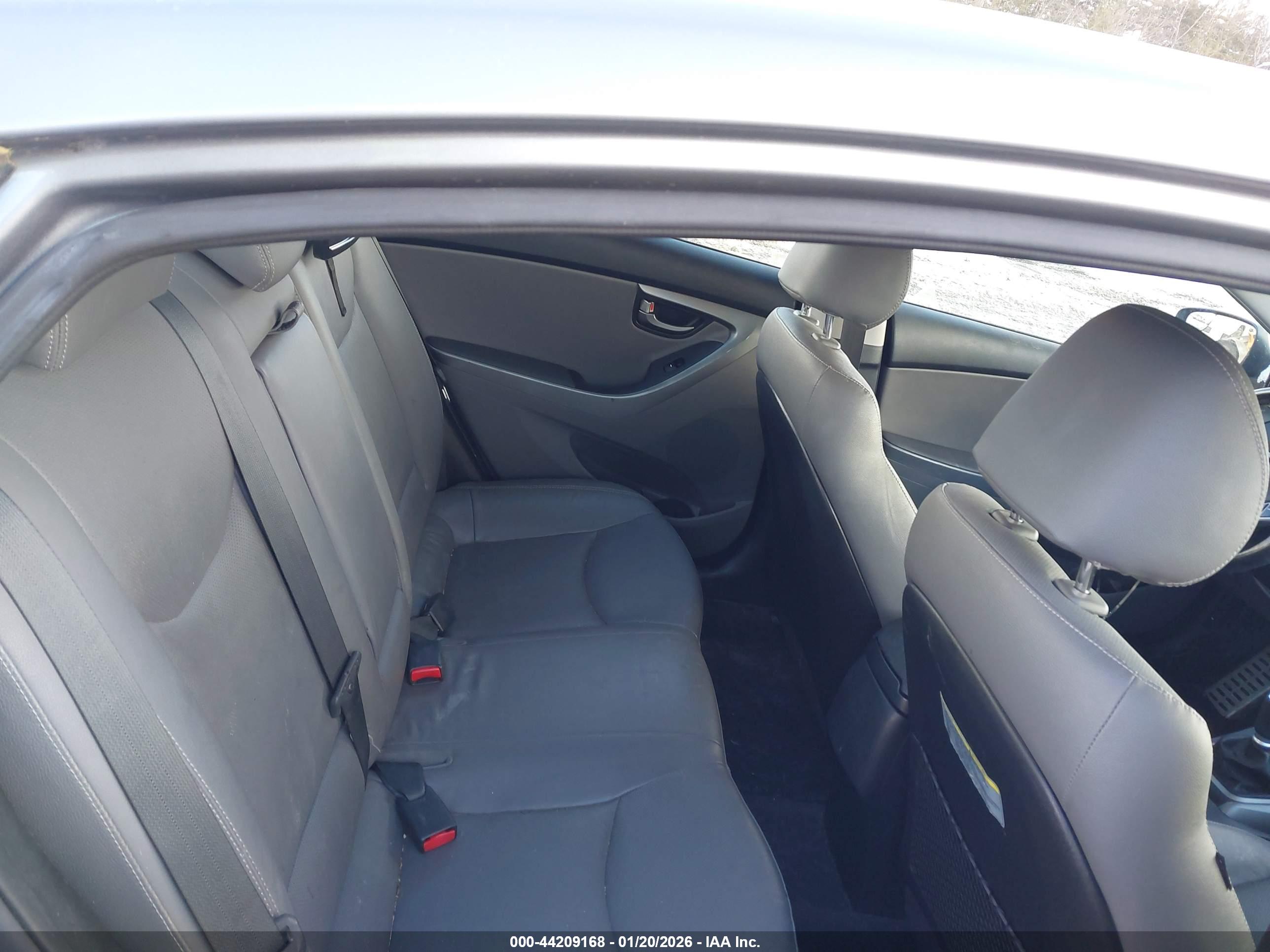 HYUNDAI ELANTRA image 8