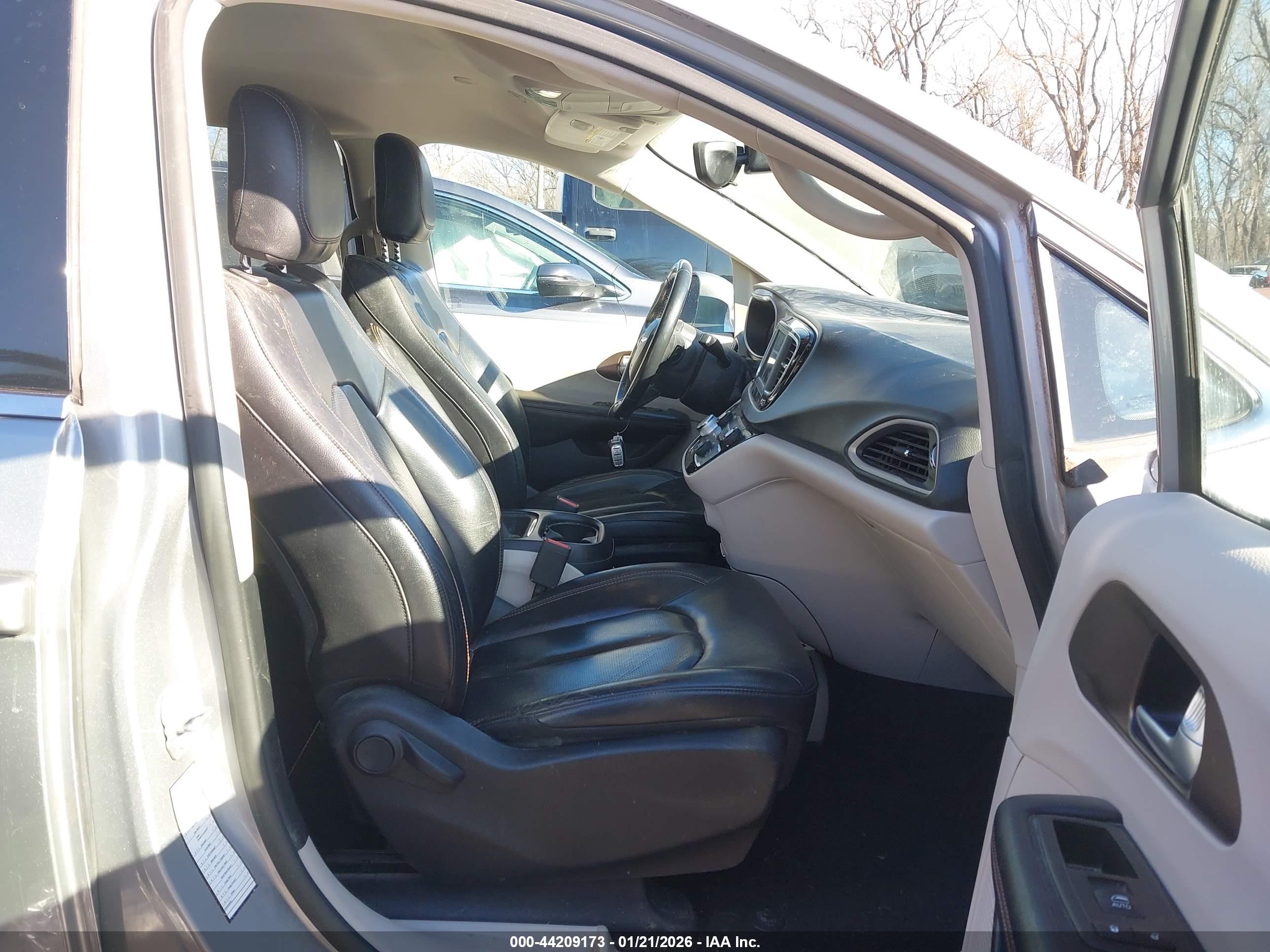 CHRYSLER PACIFICA image 5