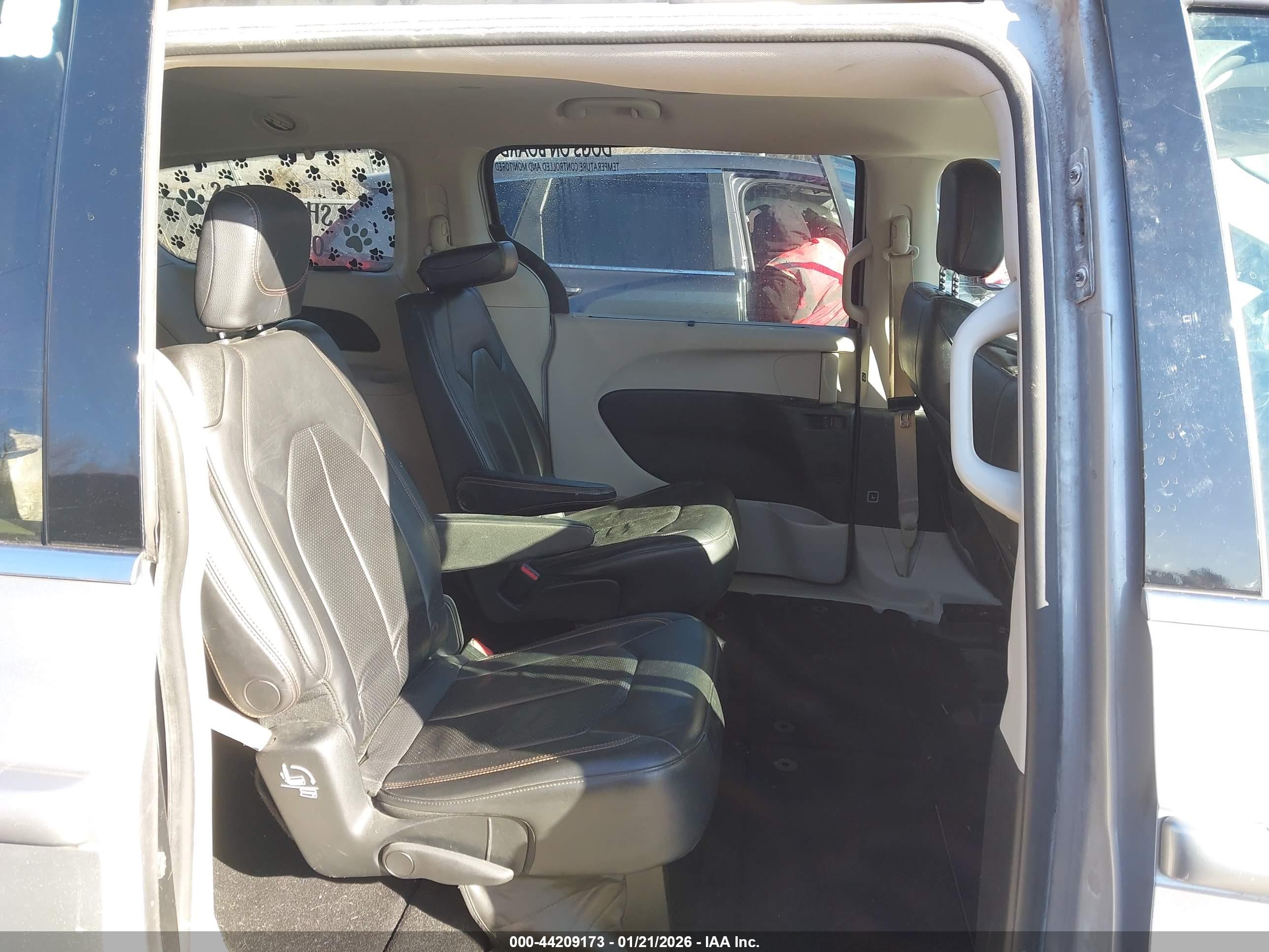 CHRYSLER PACIFICA image 8