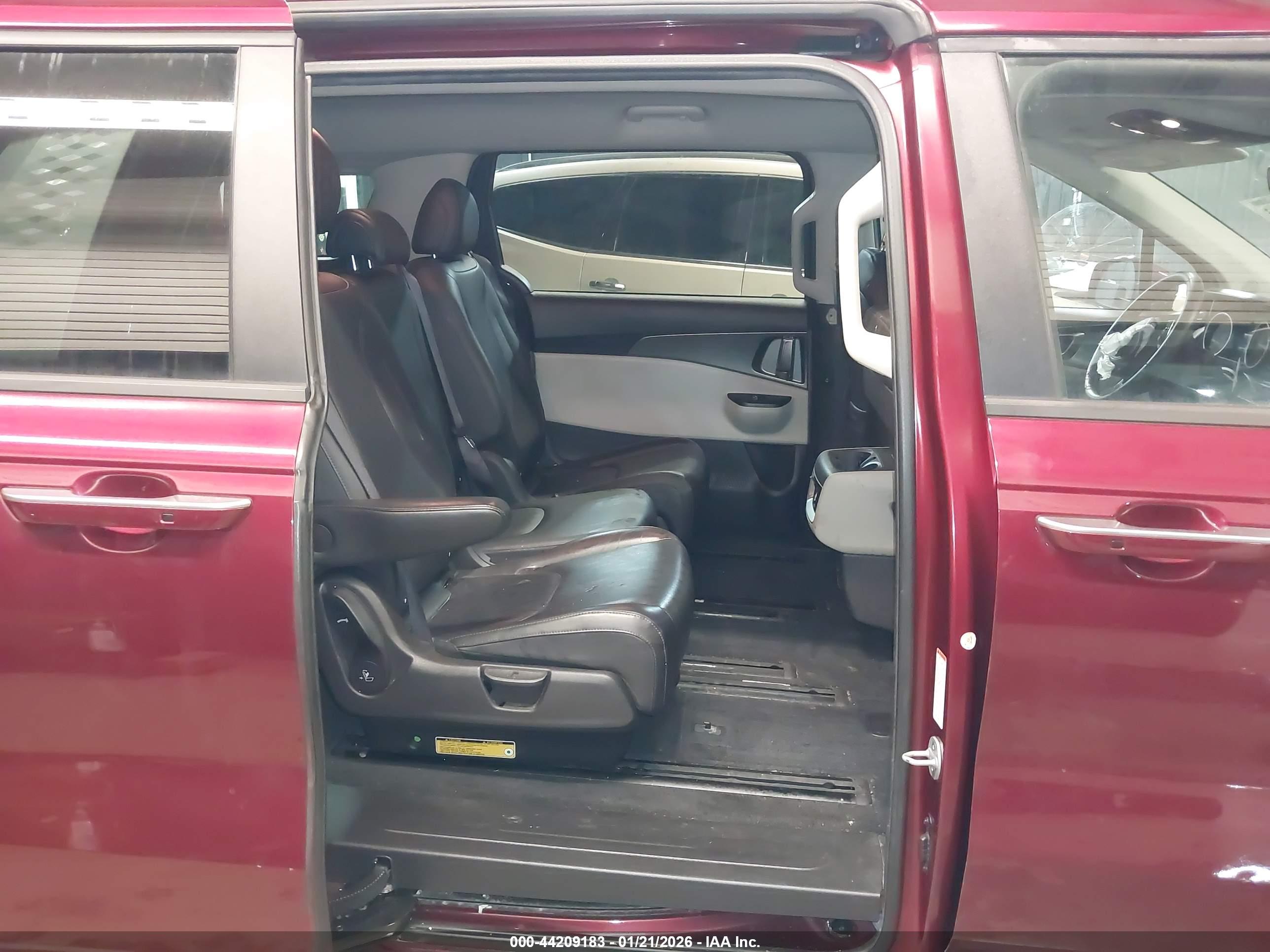 KIA CARNIVAL image 8