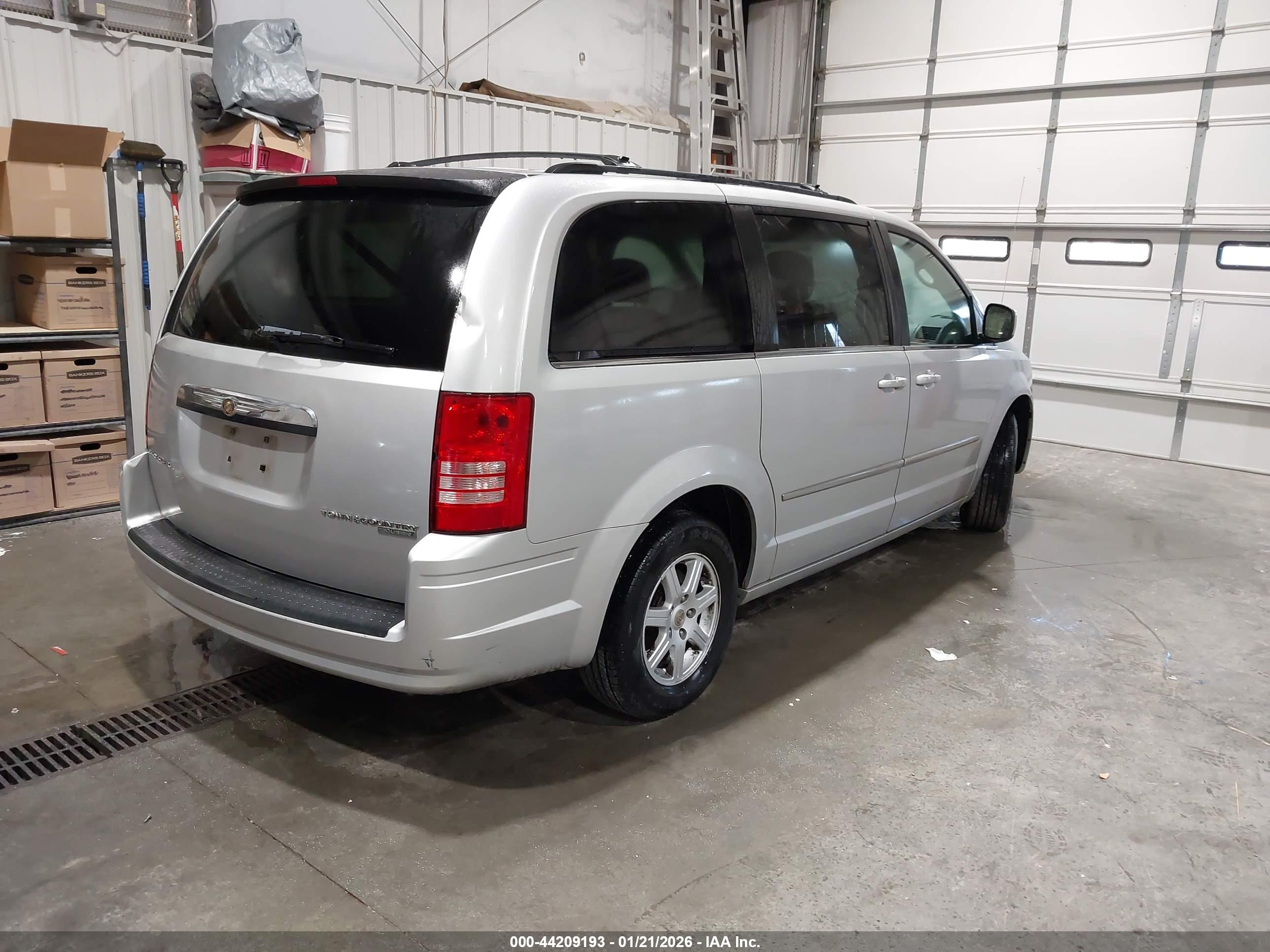 CHRYSLER TOWN image 4