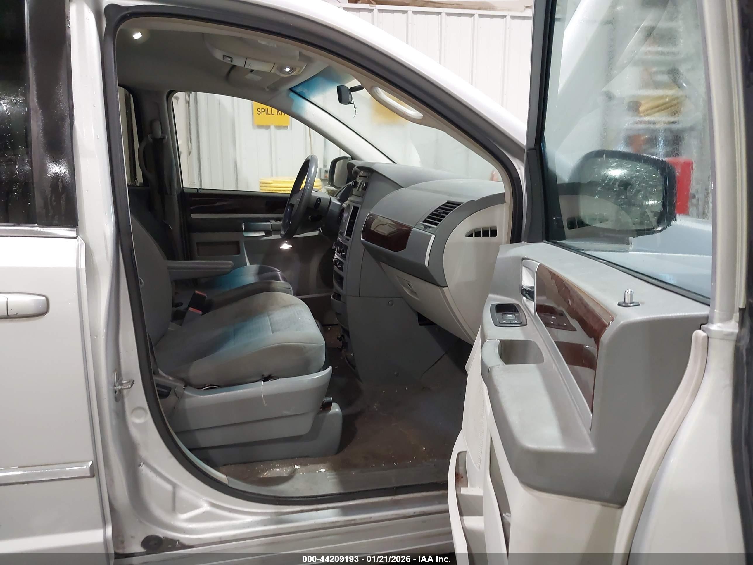 CHRYSLER TOWN image 5