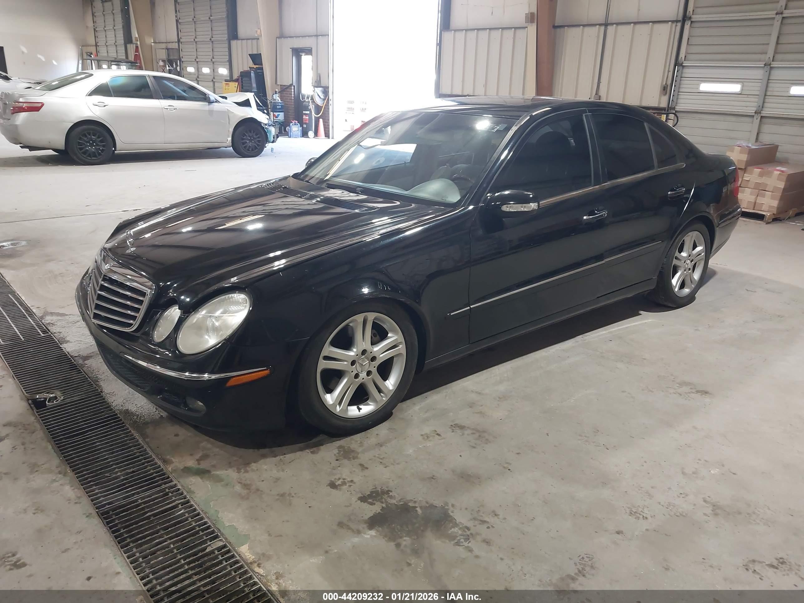 MERCEDES-BENZ E image 2