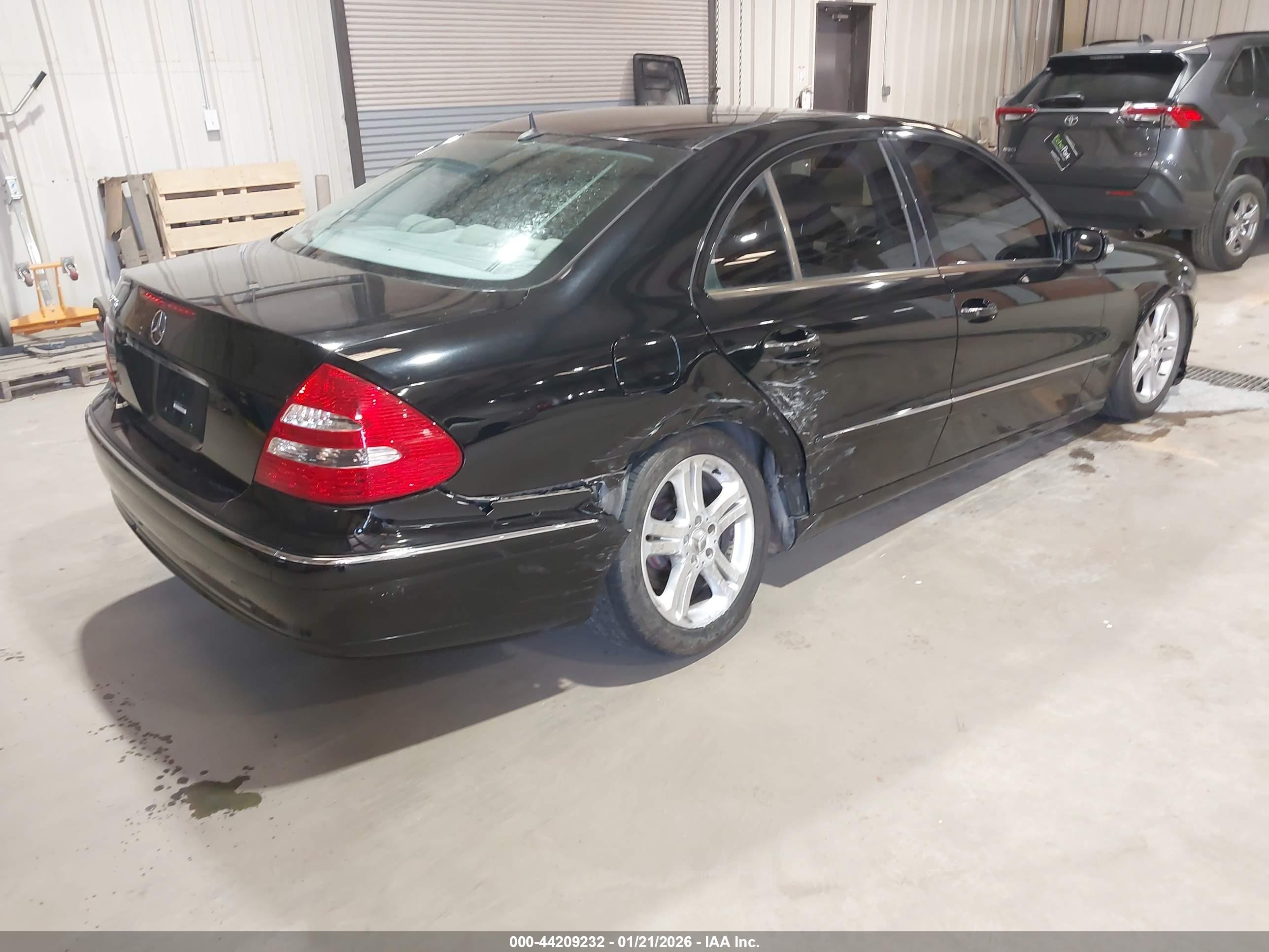 MERCEDES-BENZ E image 4
