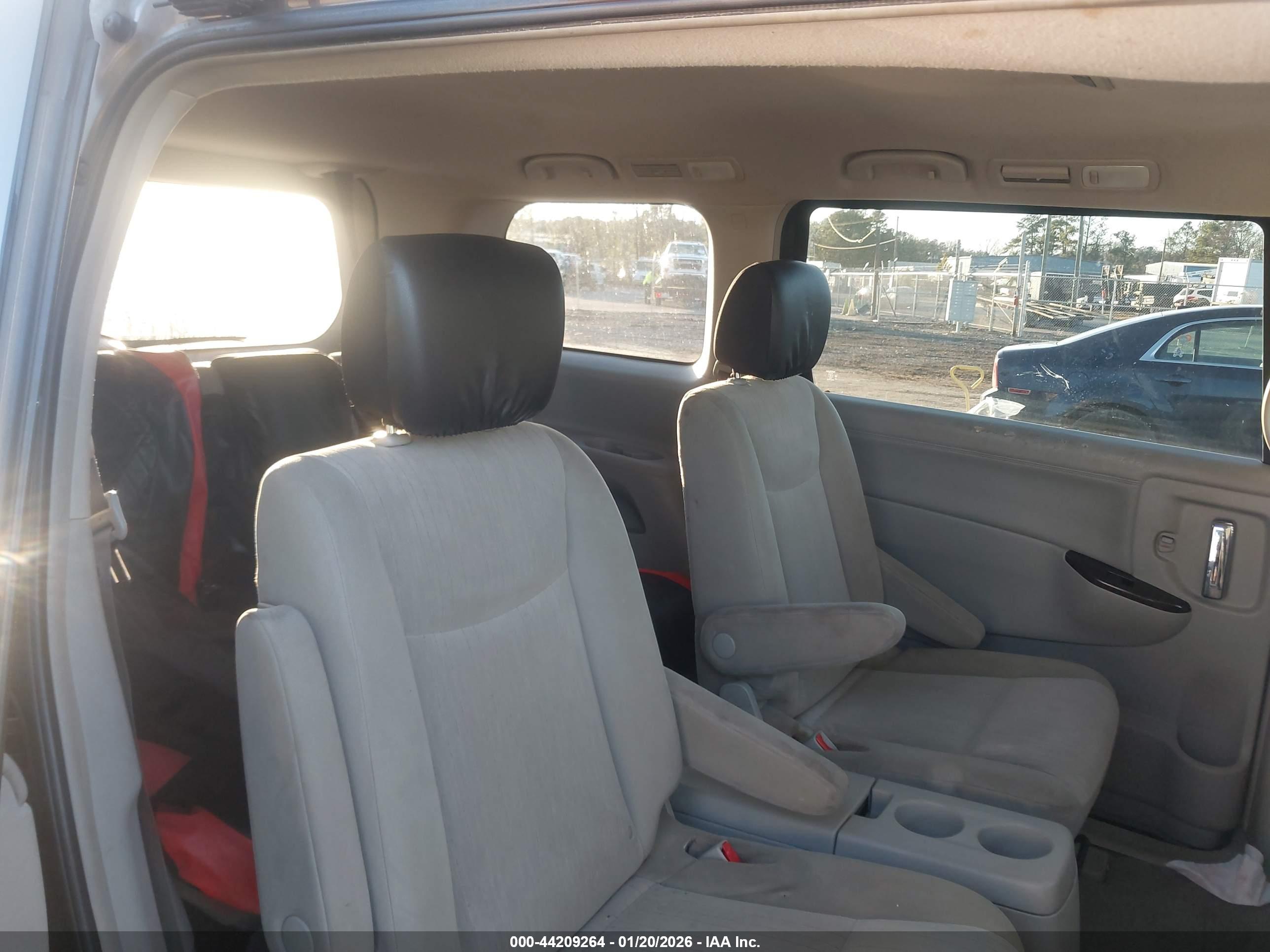 NISSAN QUEST image 8