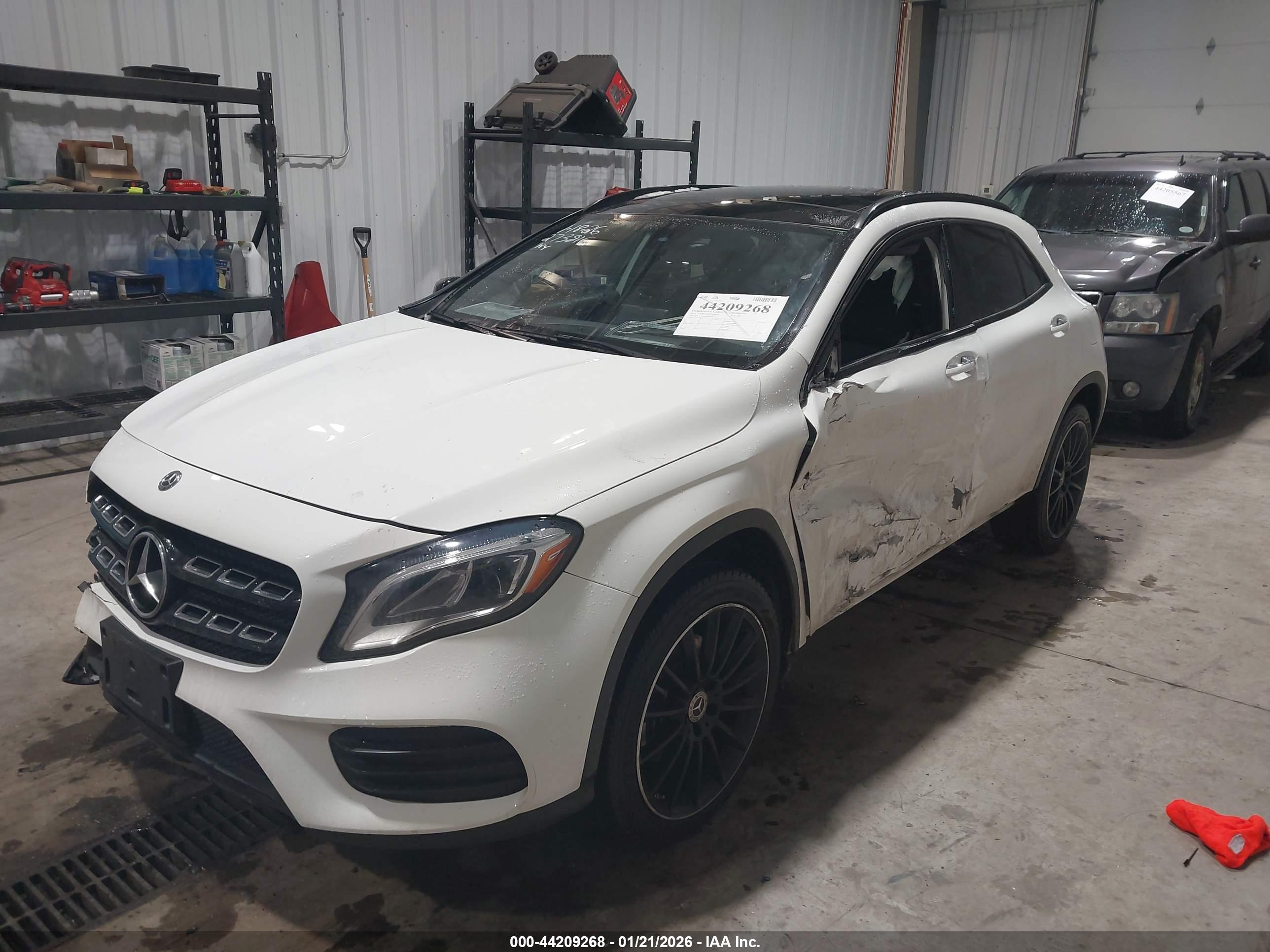 MERCEDES-BENZ GLA image 2
