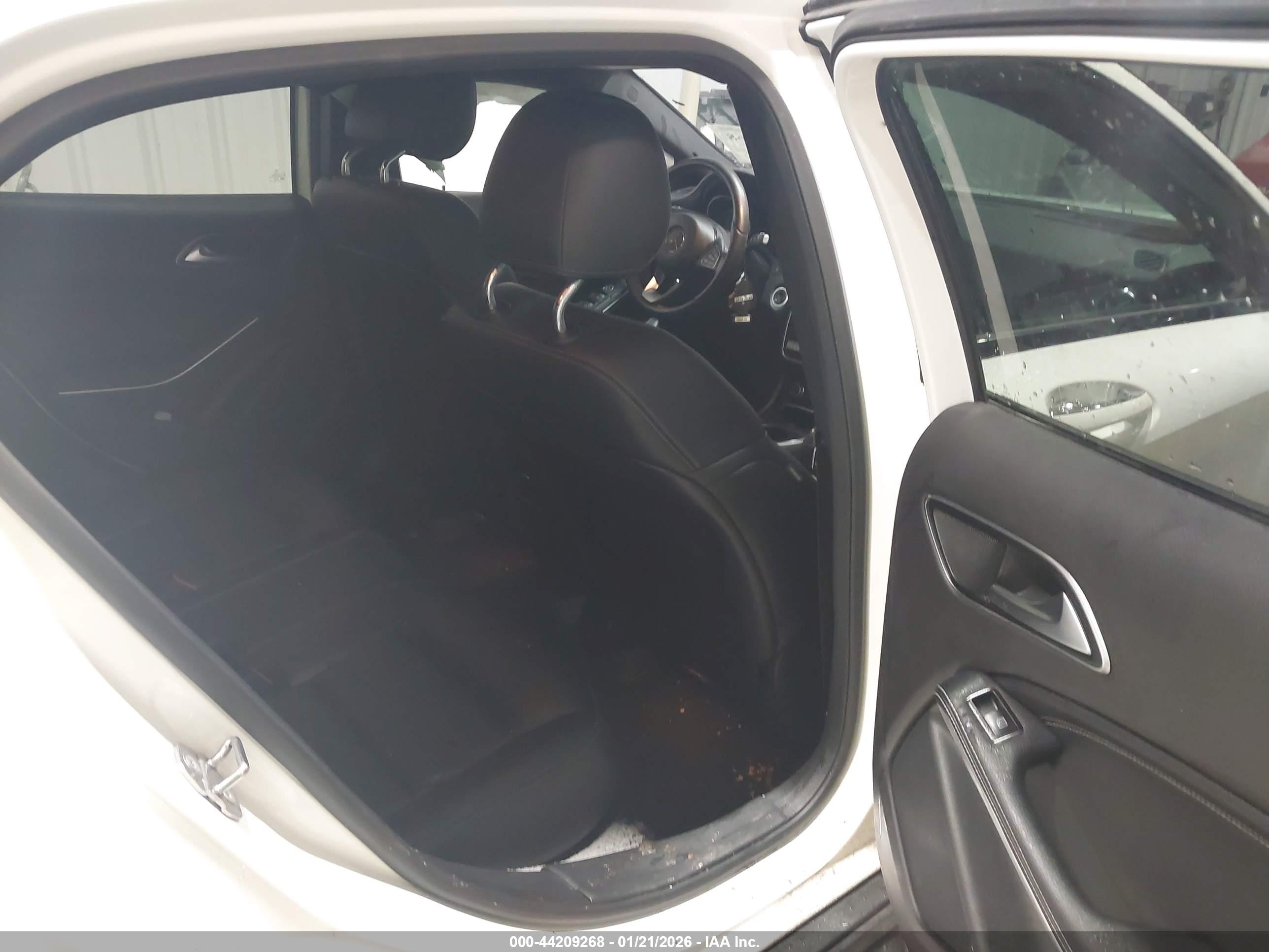 MERCEDES-BENZ GLA image 8