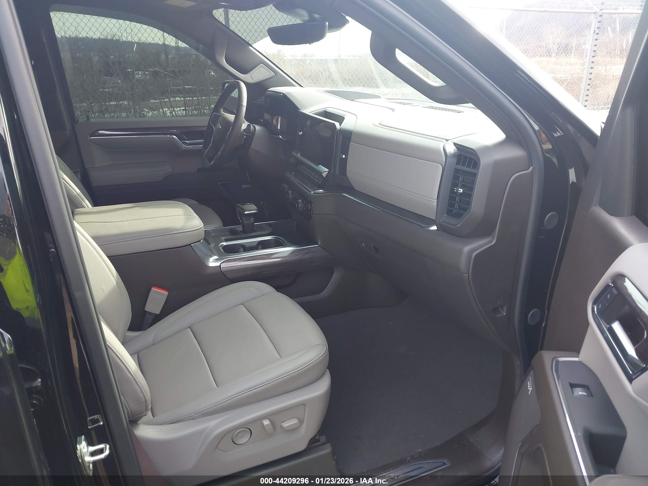 CHEVROLET SILVERADO image 5