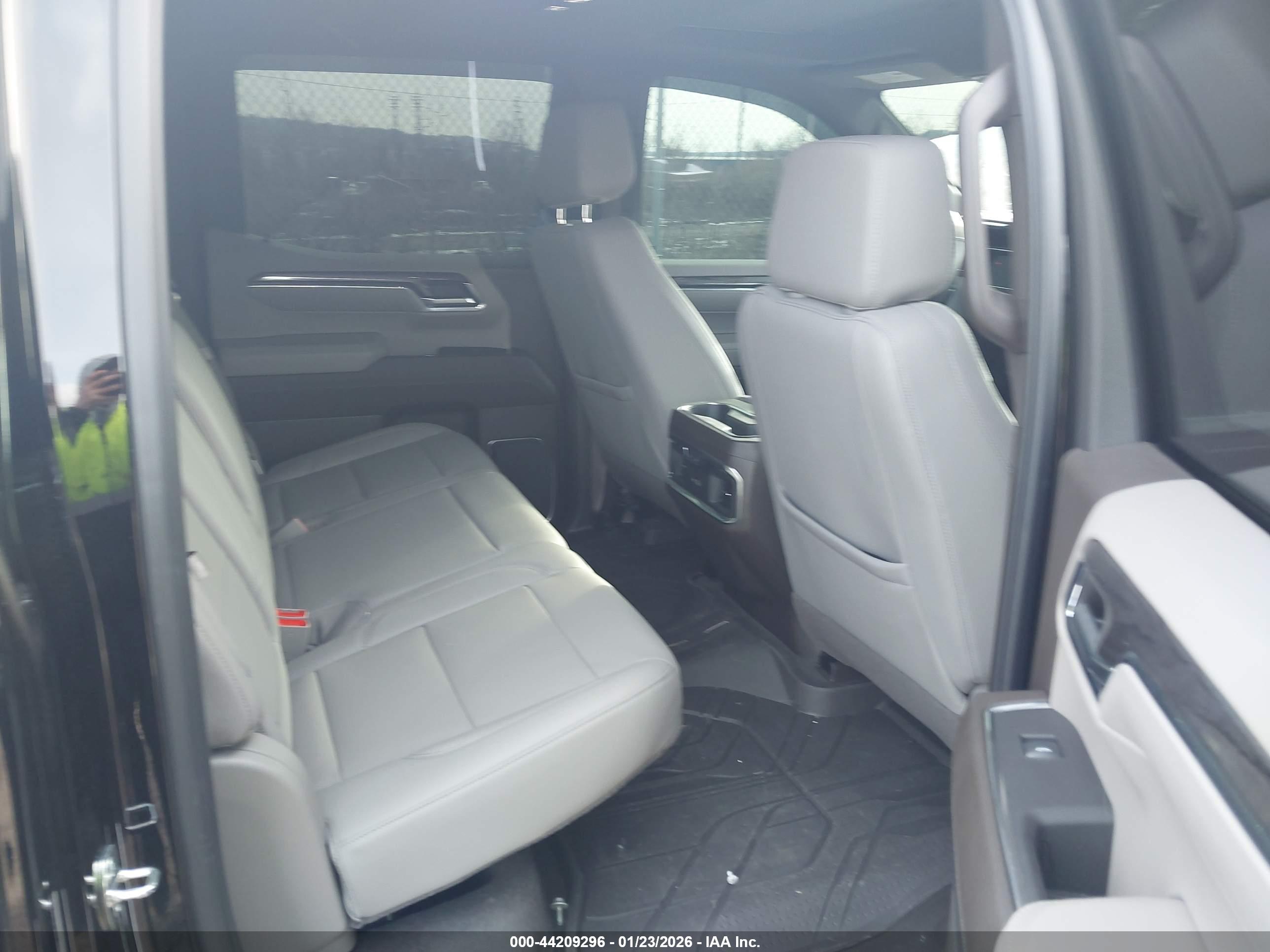 CHEVROLET SILVERADO image 8