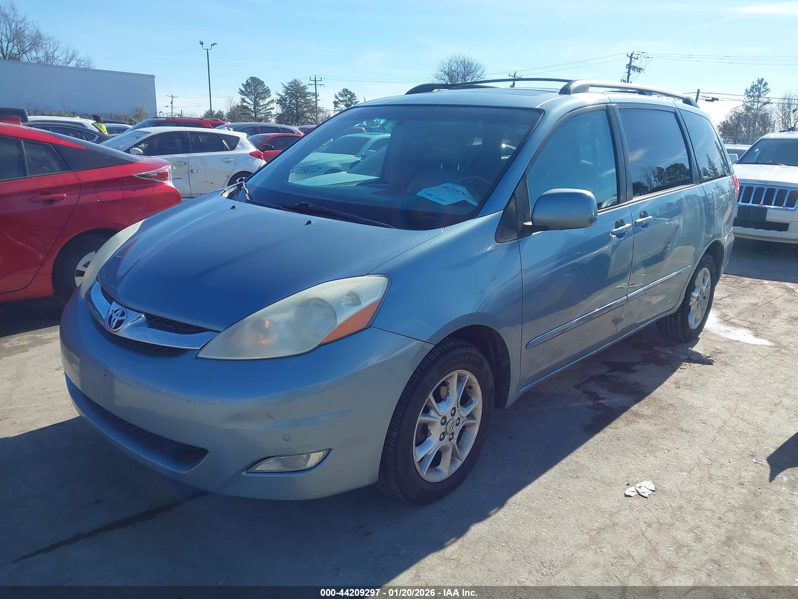TOYOTA SIENNA image 2