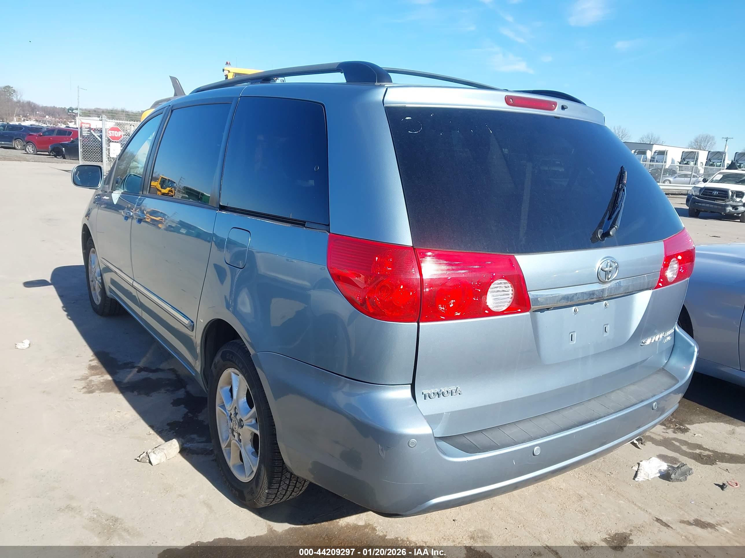 TOYOTA SIENNA image 3