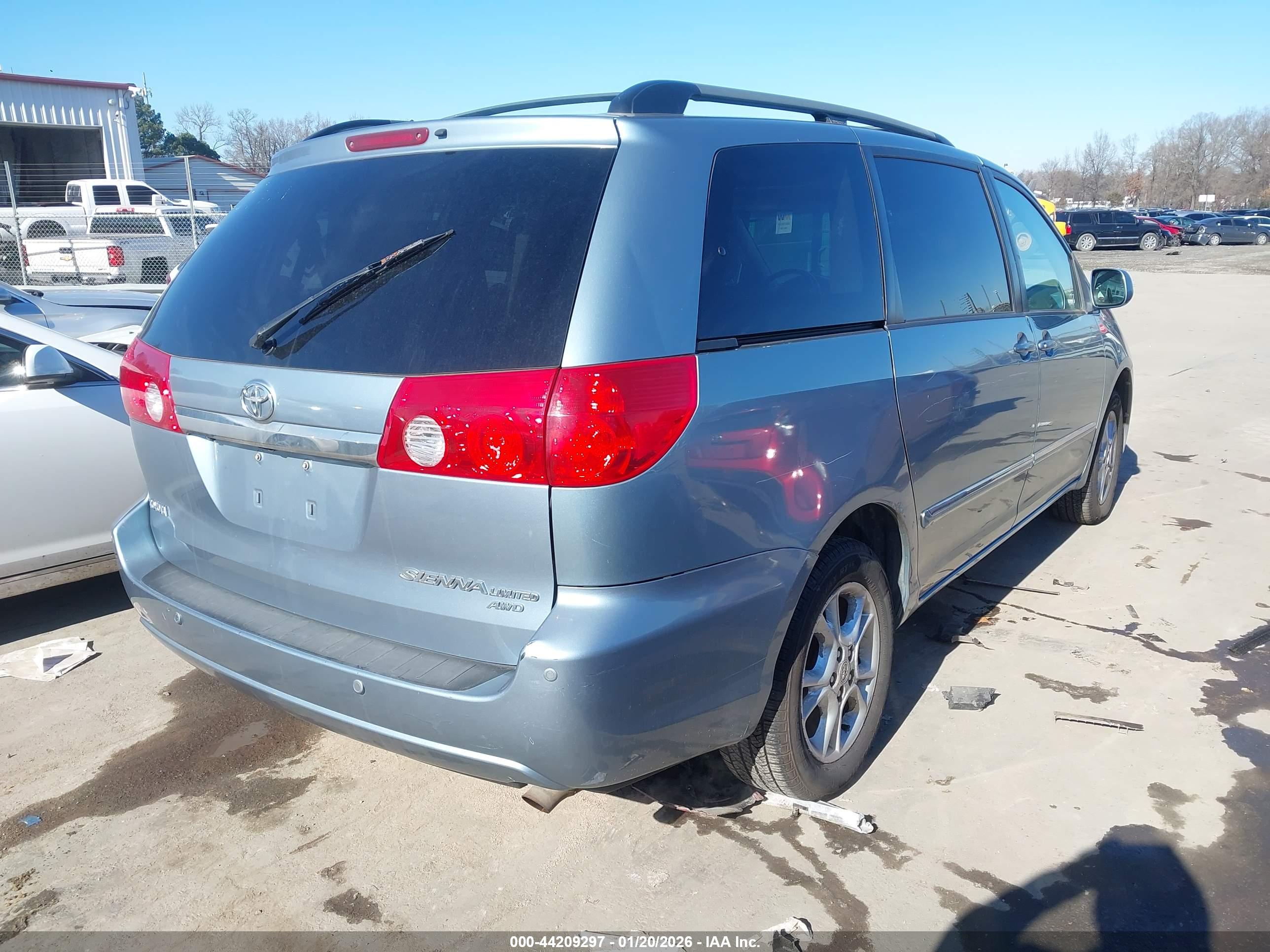 TOYOTA SIENNA image 4