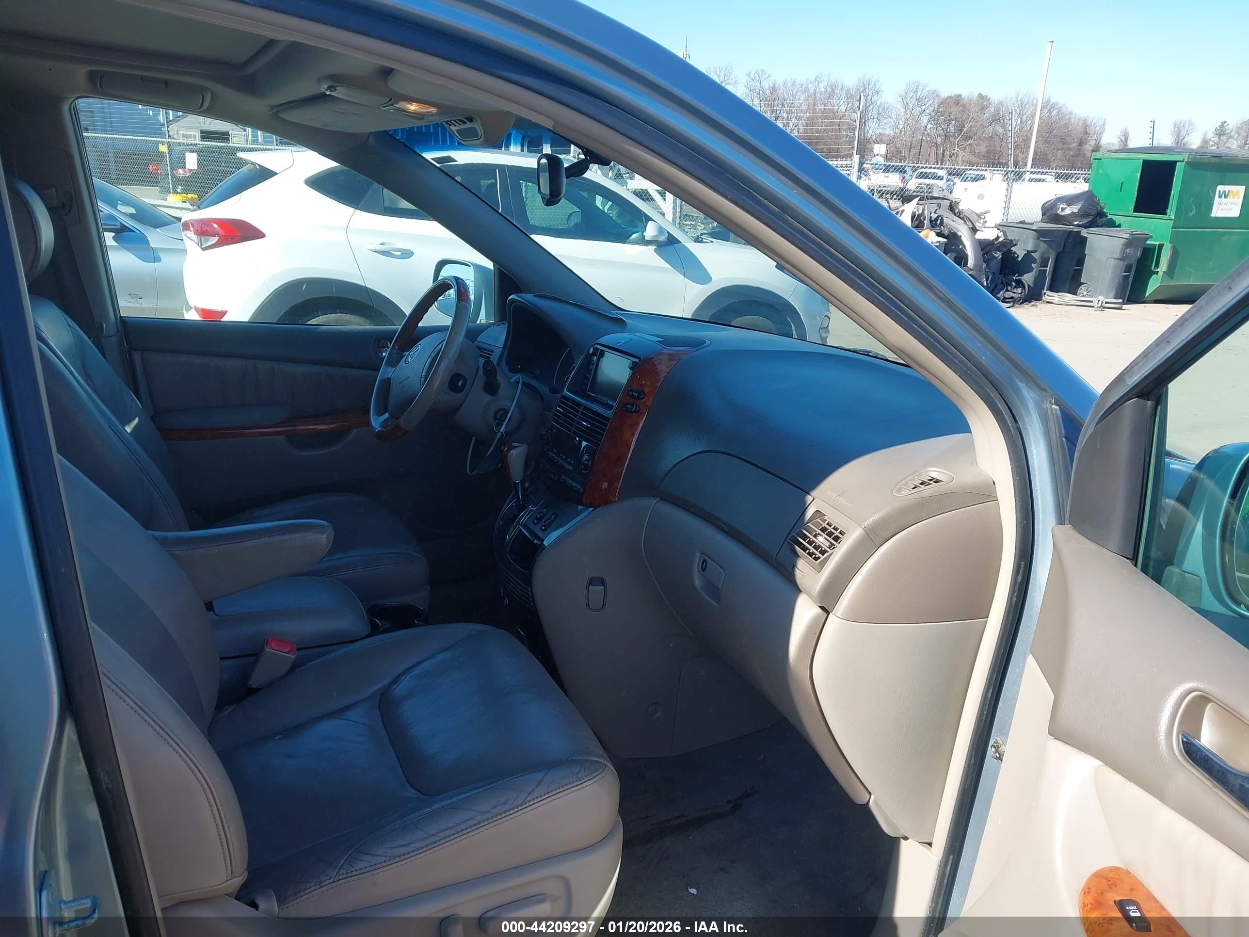 TOYOTA SIENNA image 5