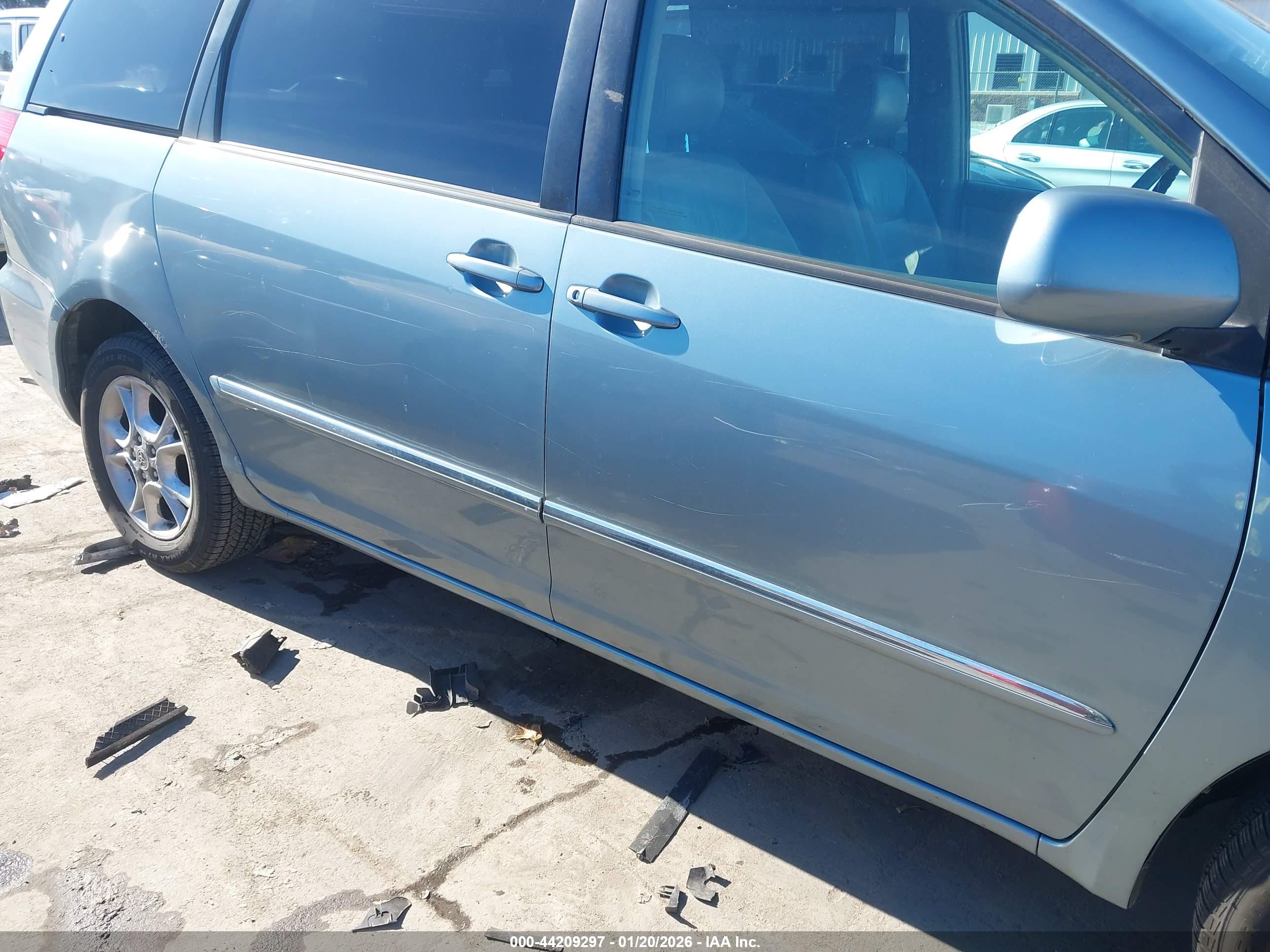 TOYOTA SIENNA image 6