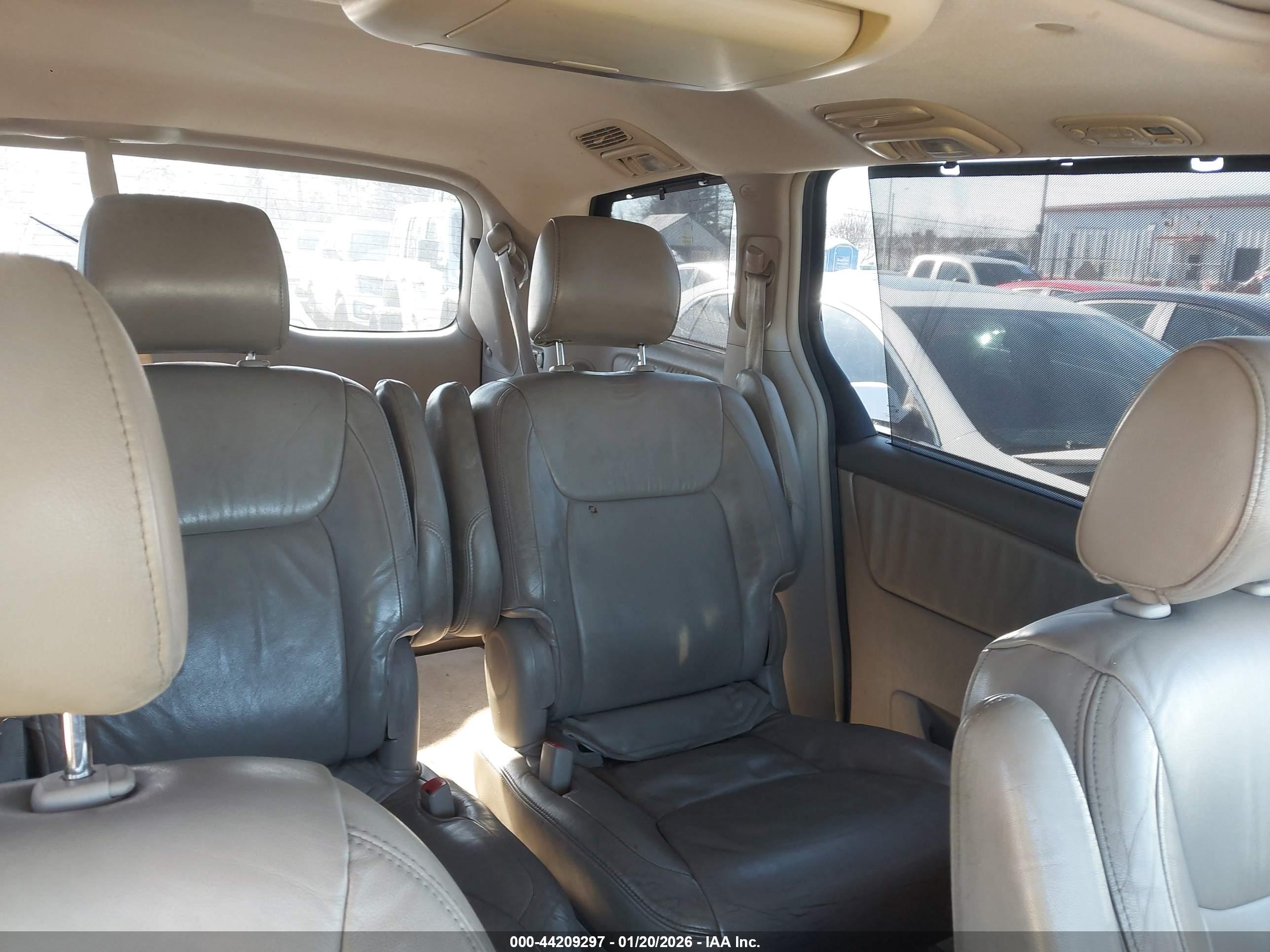 TOYOTA SIENNA image 8