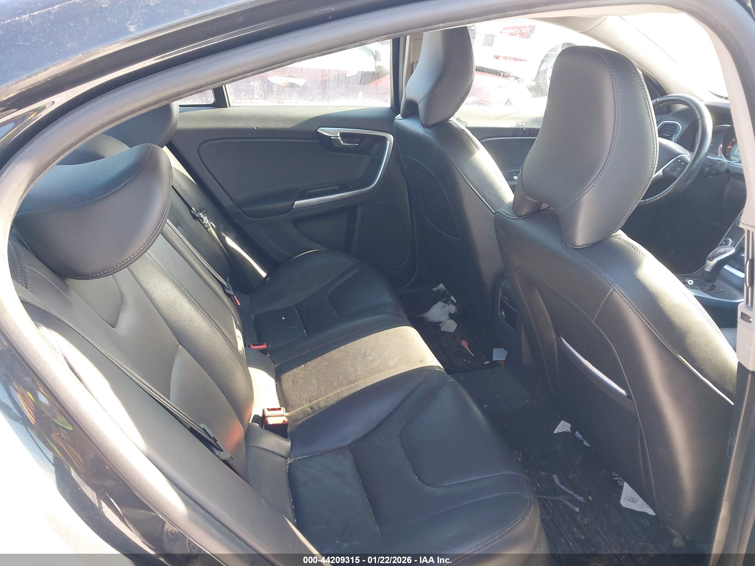 VOLVO S60 image 8