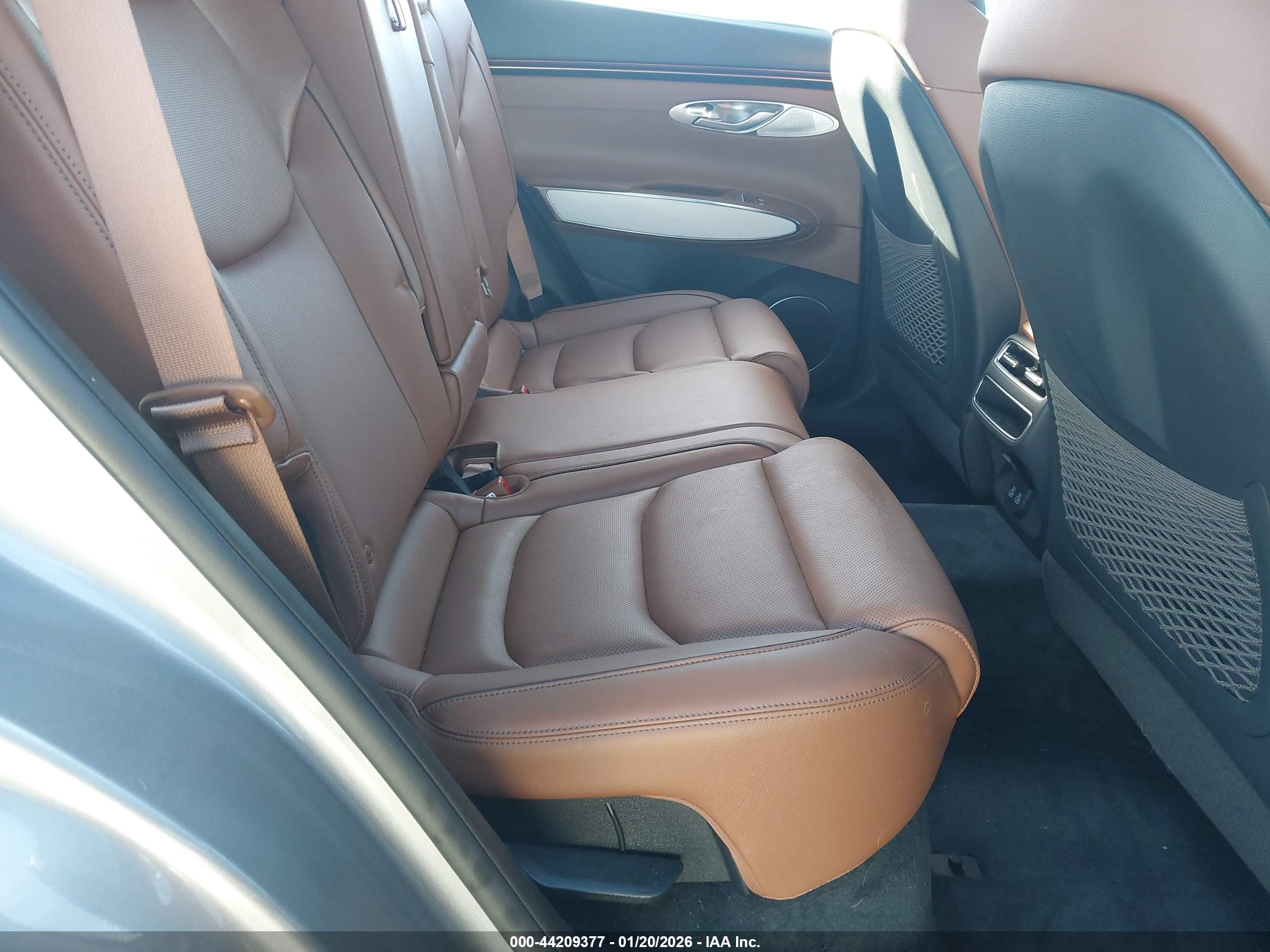 GENESIS GV70 image 8