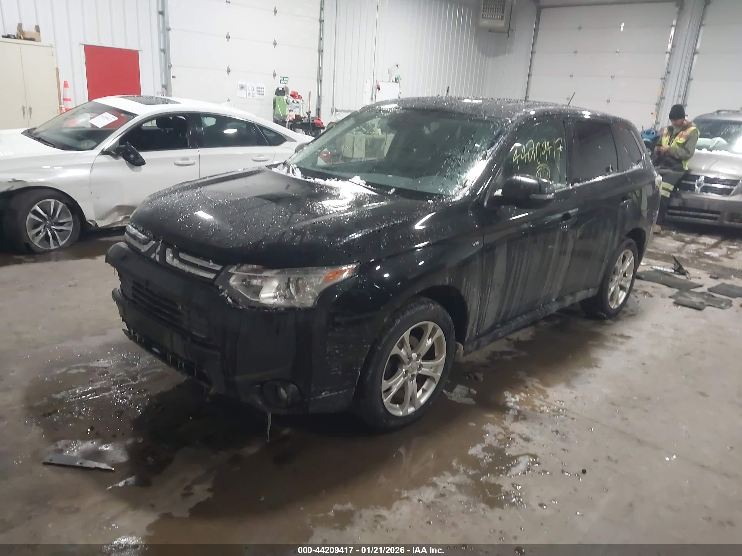 MITSUBISHI OUTLANDER image 2