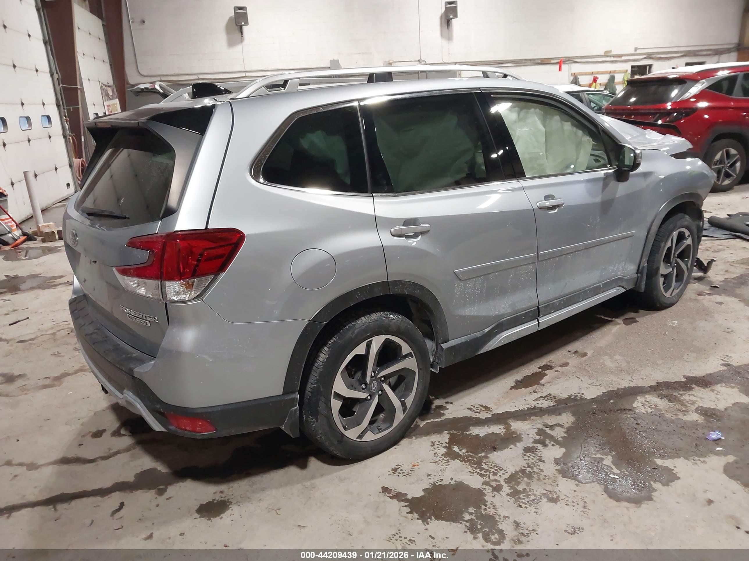 SUBARU FORESTER image 4