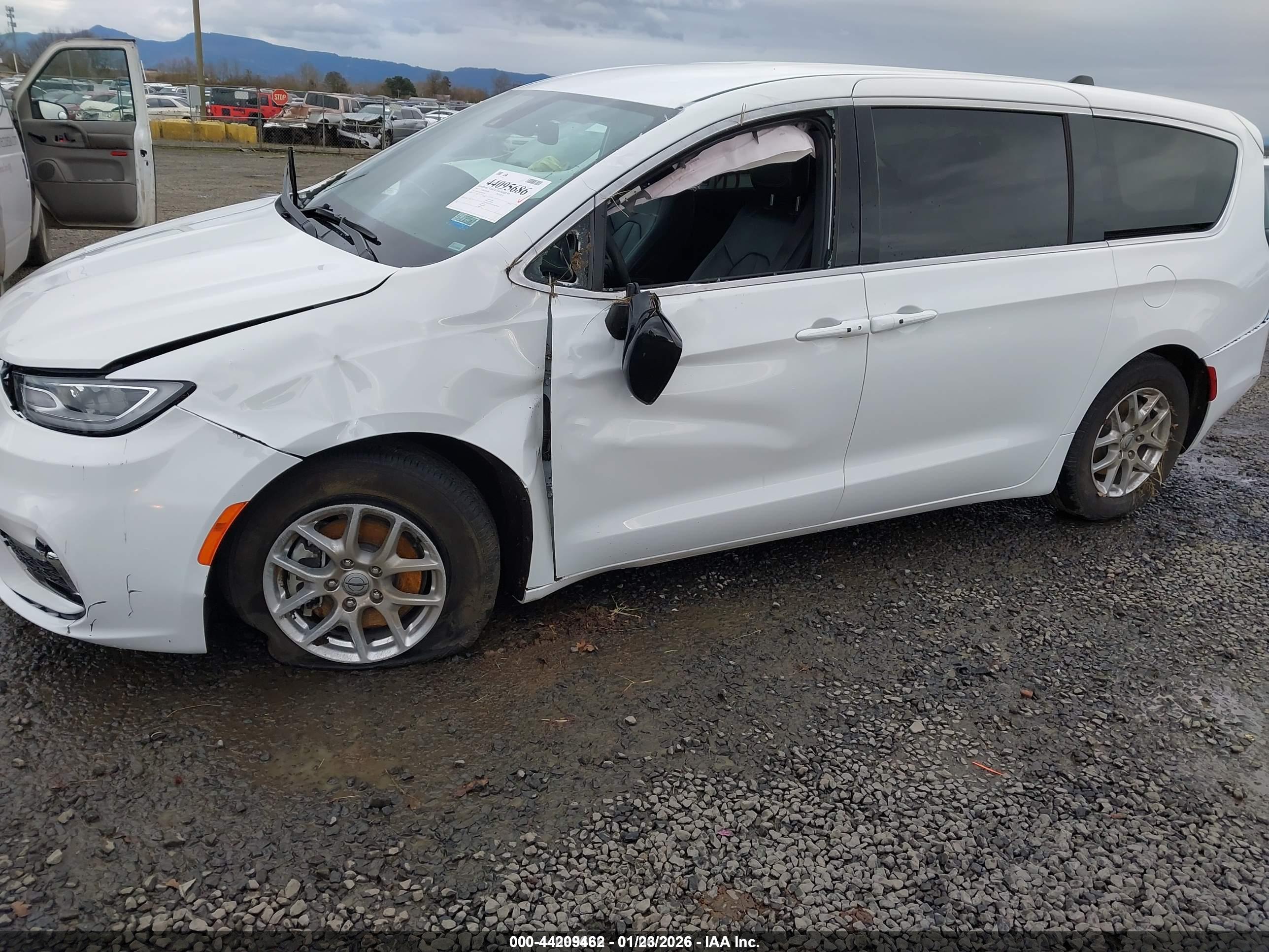 CHRYSLER PACIFICA image 6