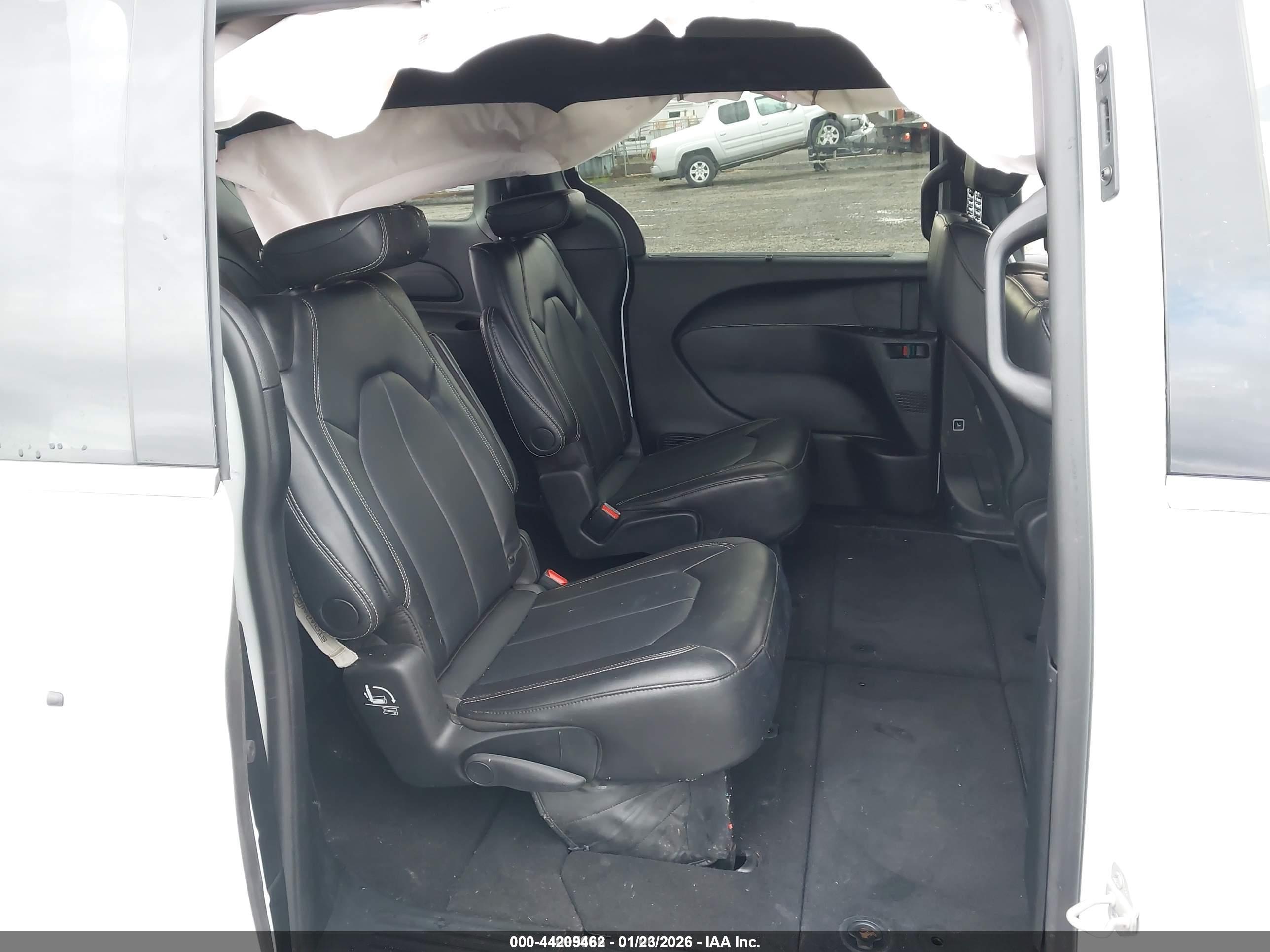 CHRYSLER PACIFICA image 8