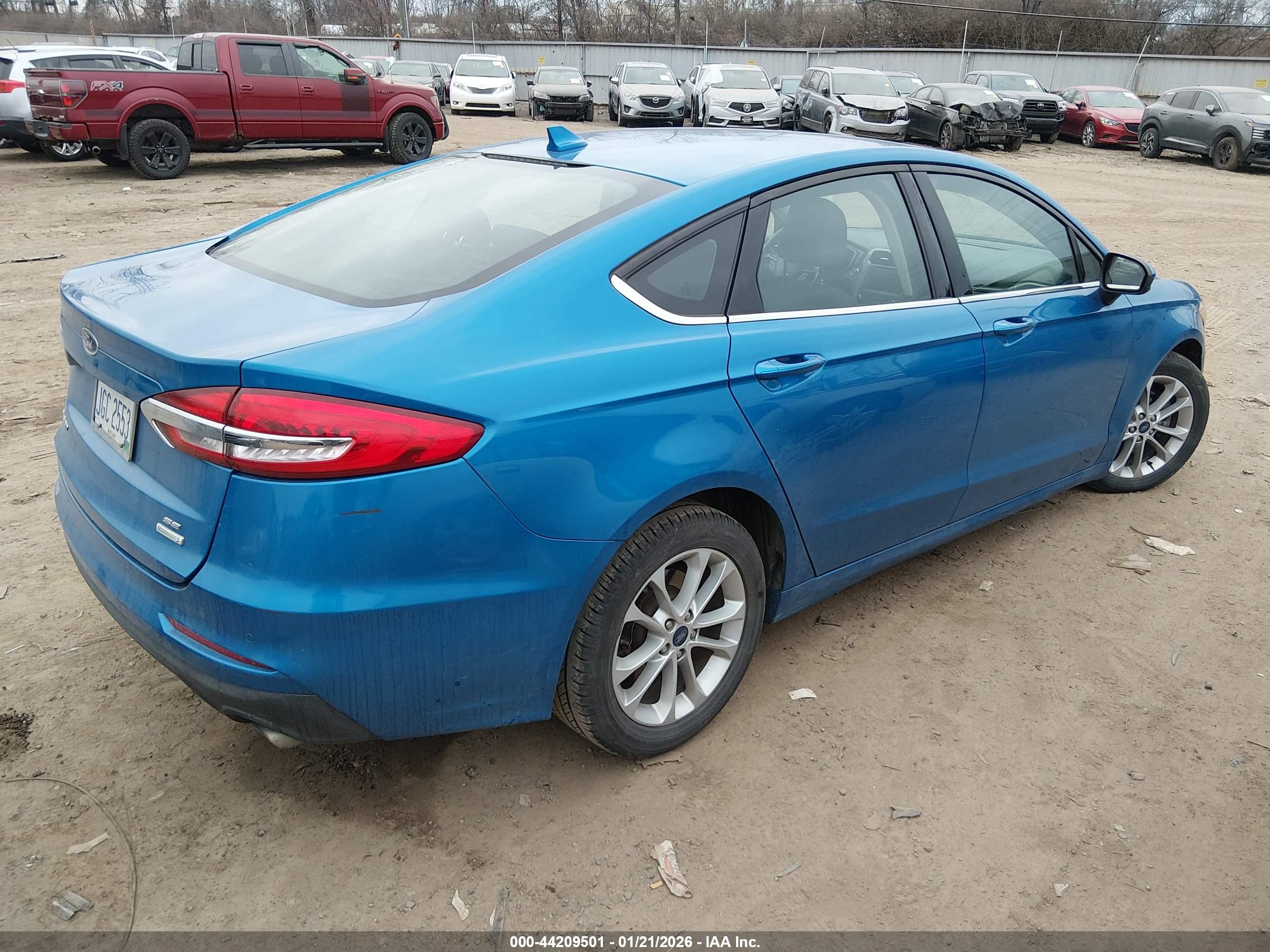FORD FUSION image 4