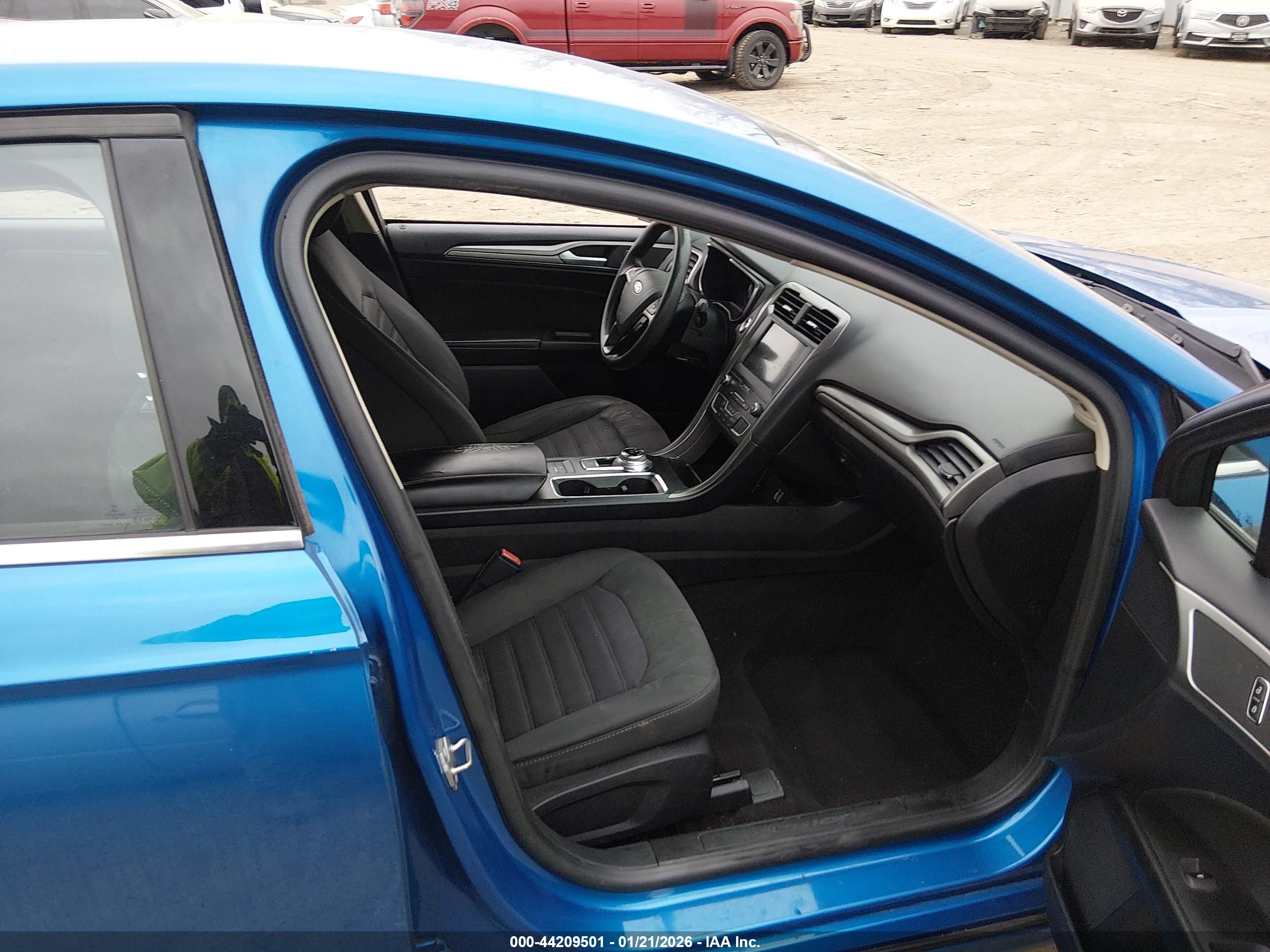 FORD FUSION image 5