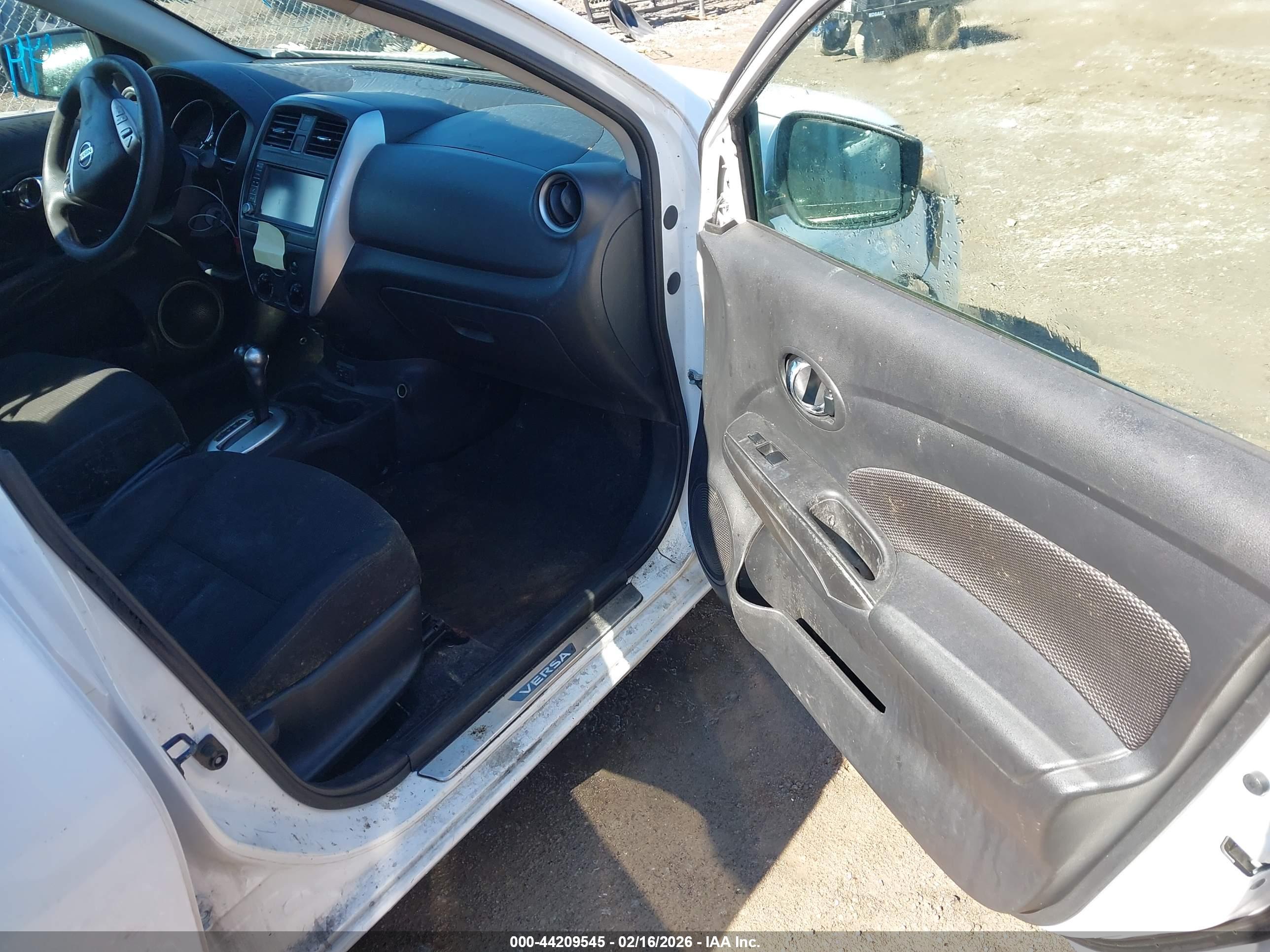 NISSAN VERSA image 5