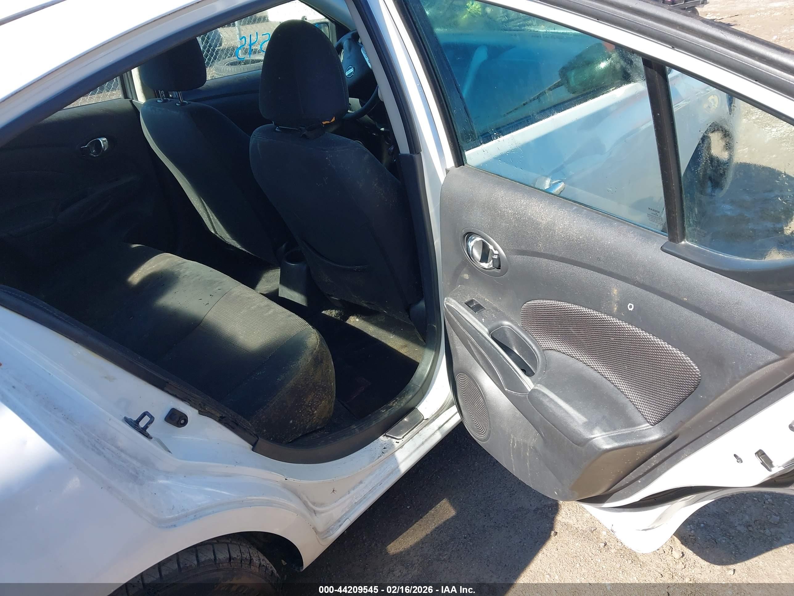 NISSAN VERSA image 8