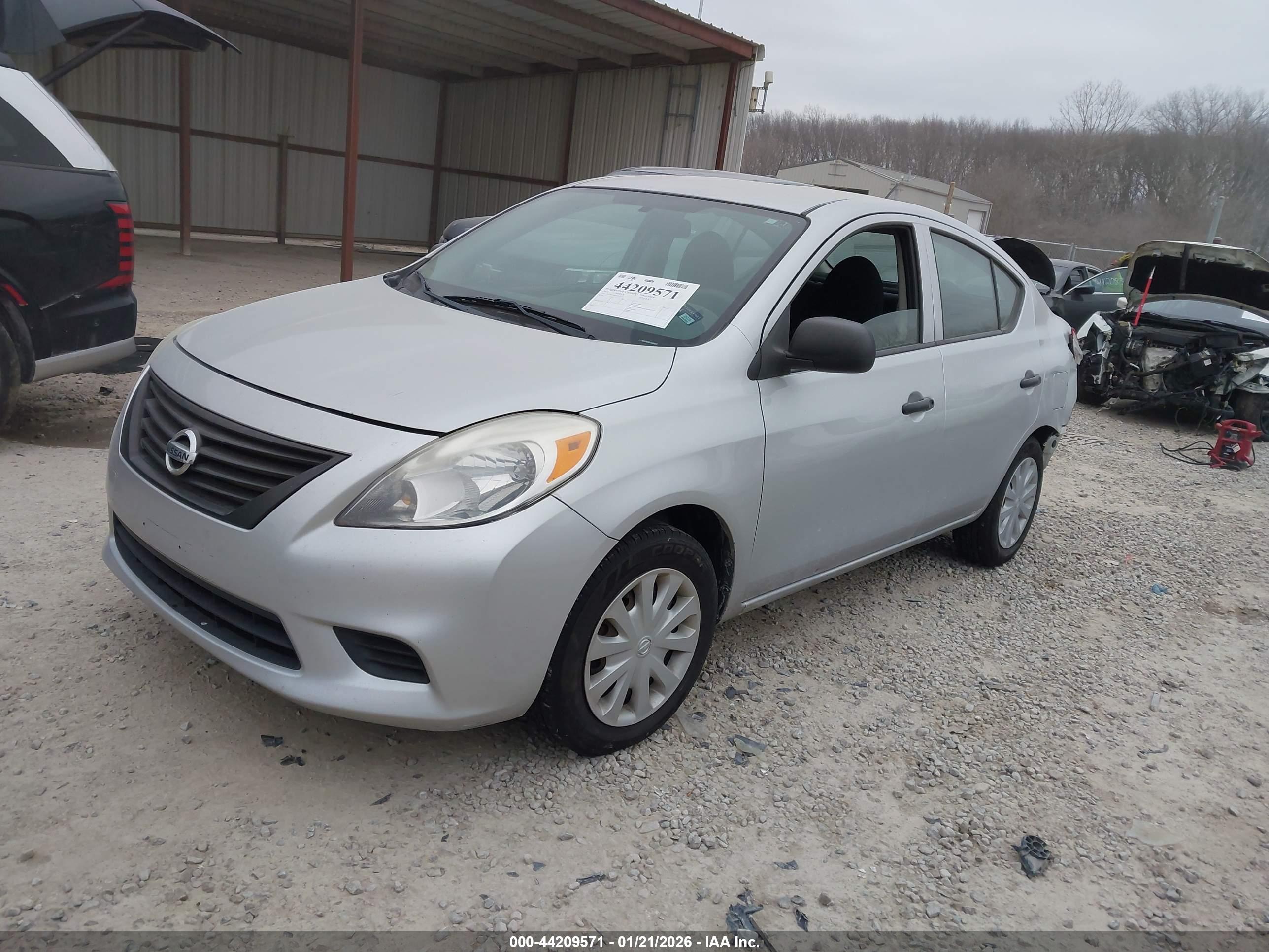 NISSAN VERSA image 2
