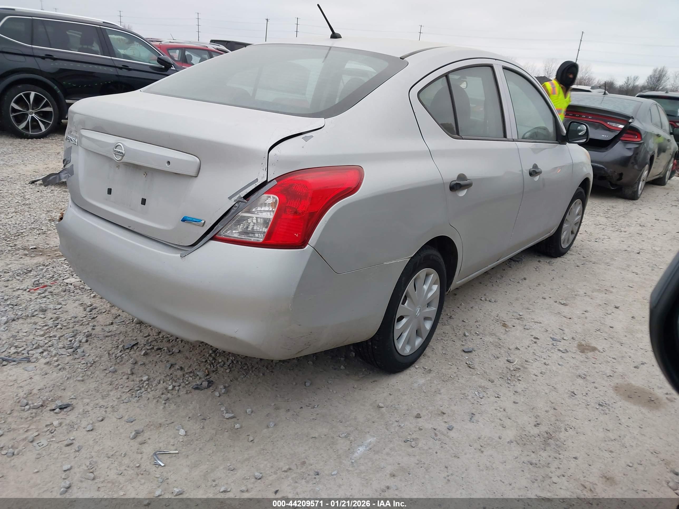 NISSAN VERSA image 4