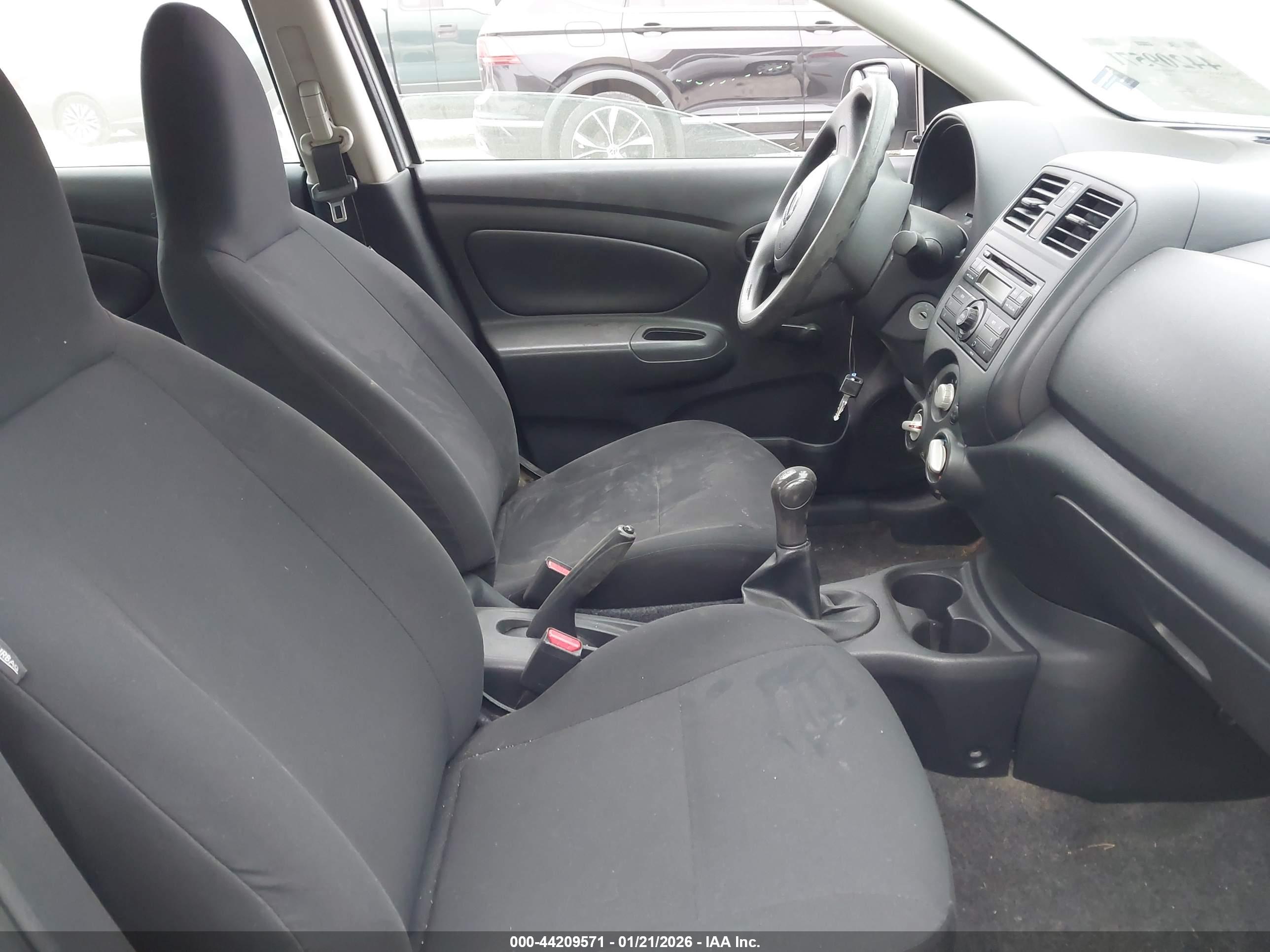 NISSAN VERSA image 5